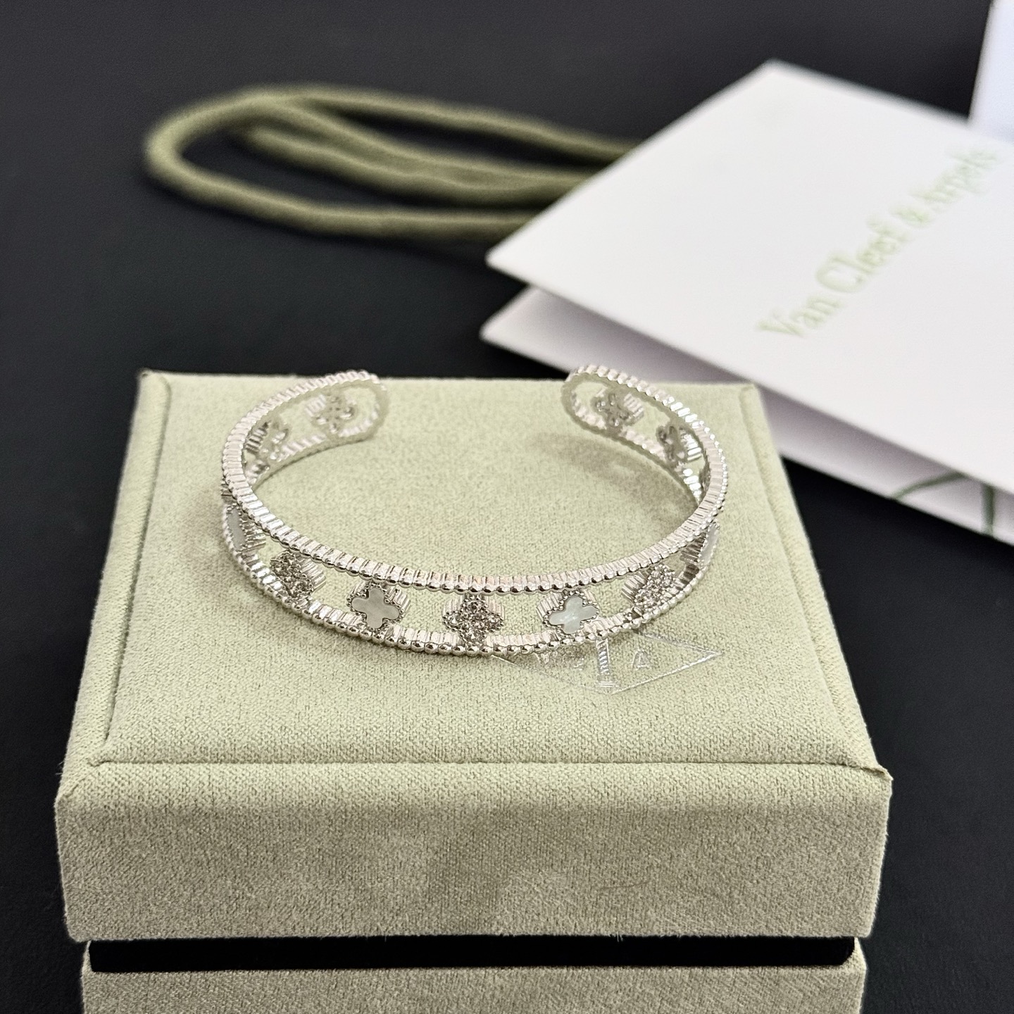 Pulsera Van Cleef Arpels Perlee Clovers Oro blanco plateado con detalles de nácar blanco y diamantes transparentes 17 cm