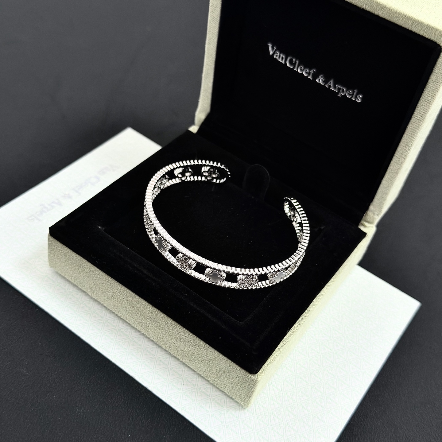 Pulsera Van Cleef Arpels Perlee Clovers Oro blanco plateado con detalles de nácar blanco y diamantes transparentes 17 cm