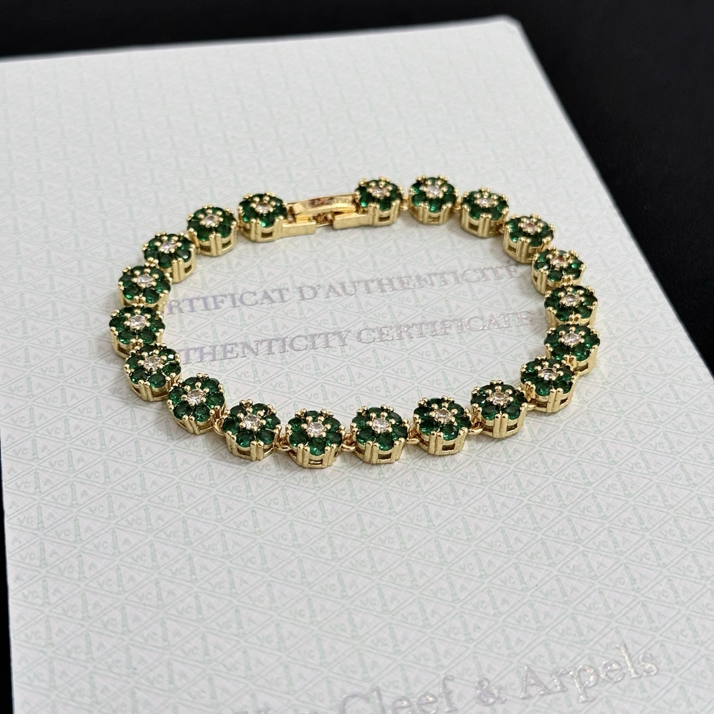 Bracciale Van Cleef Arpels Fleurette Oro giallo con pietre verde smeraldo e accenti di diamanti bianchi 18 cm