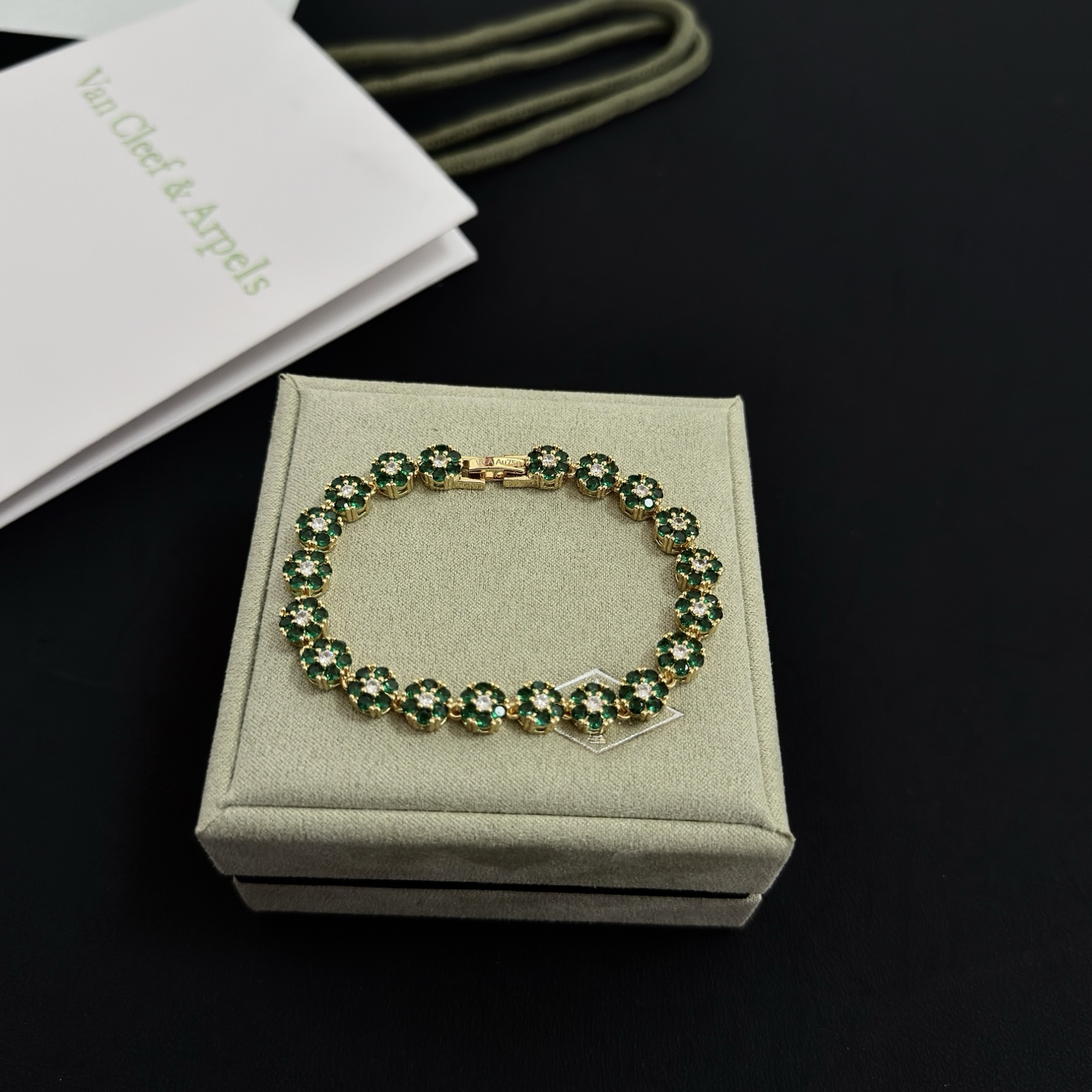 Bracciale Van Cleef Arpels Fleurette Oro giallo con pietre verde smeraldo e accenti di diamanti bianchi 18 cm