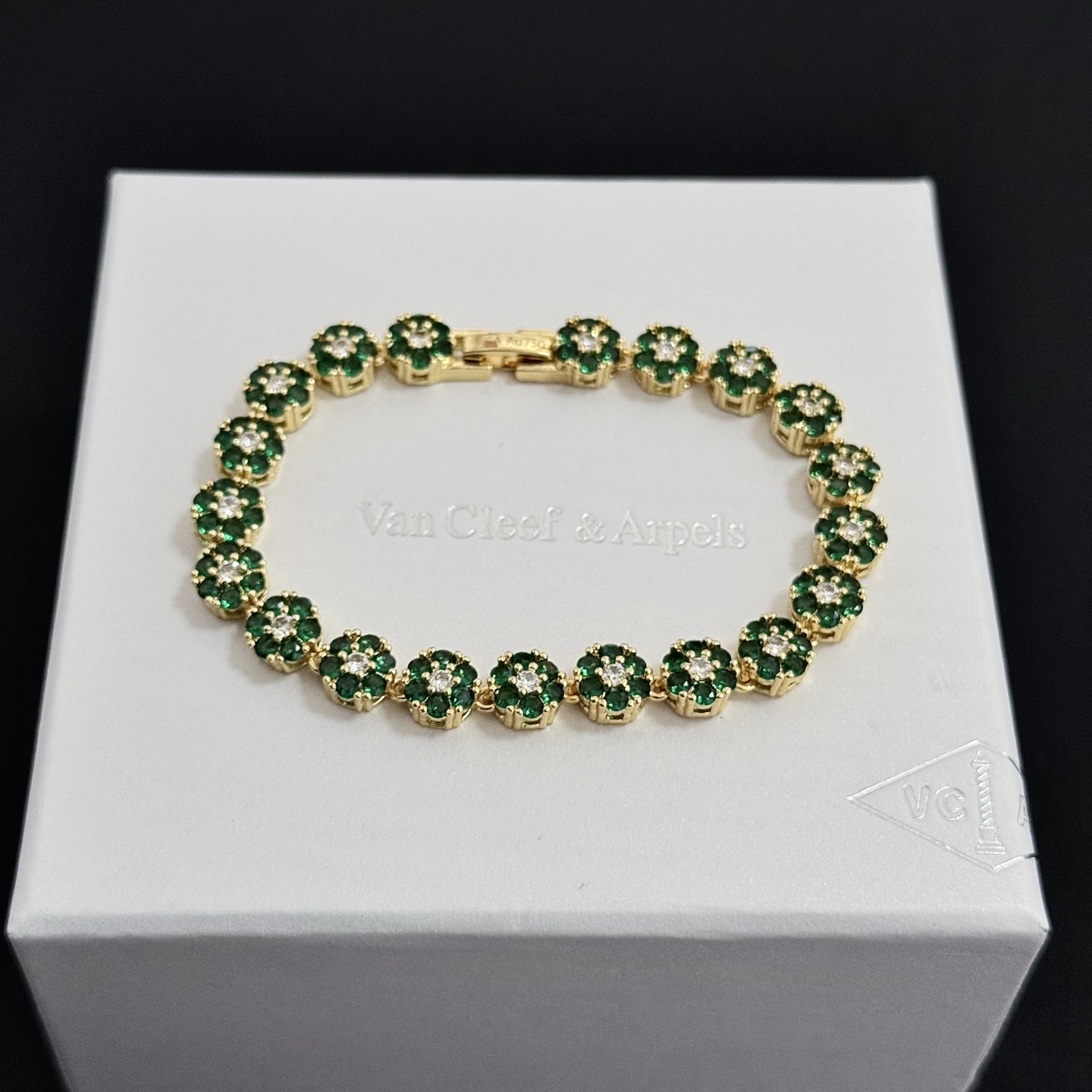 Bracciale Van Cleef Arpels Fleurette Oro giallo con pietre verde smeraldo e accenti di diamanti bianchi 18 cm