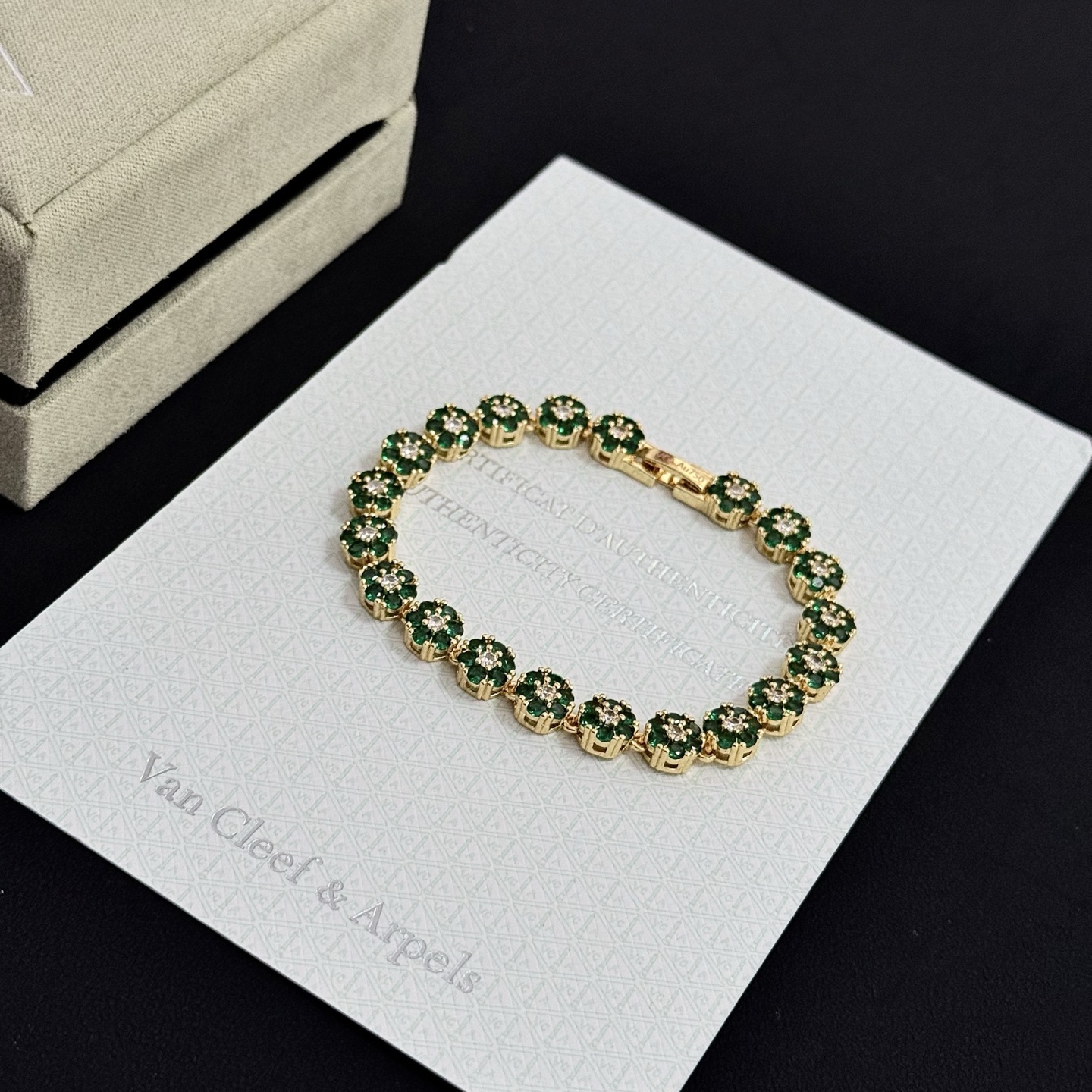 Bracciale Van Cleef Arpels Fleurette Oro giallo con pietre verde smeraldo e accenti di diamanti bianchi 18 cm
