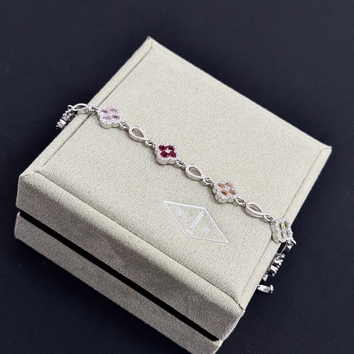 Pulsera Van Cleef Arpels Alhambra Metal plateado con piedras preciosas multicolores rosa rojo champán amarillo violeta azul oscuro verde realzado con diamantes blancos 17 cm