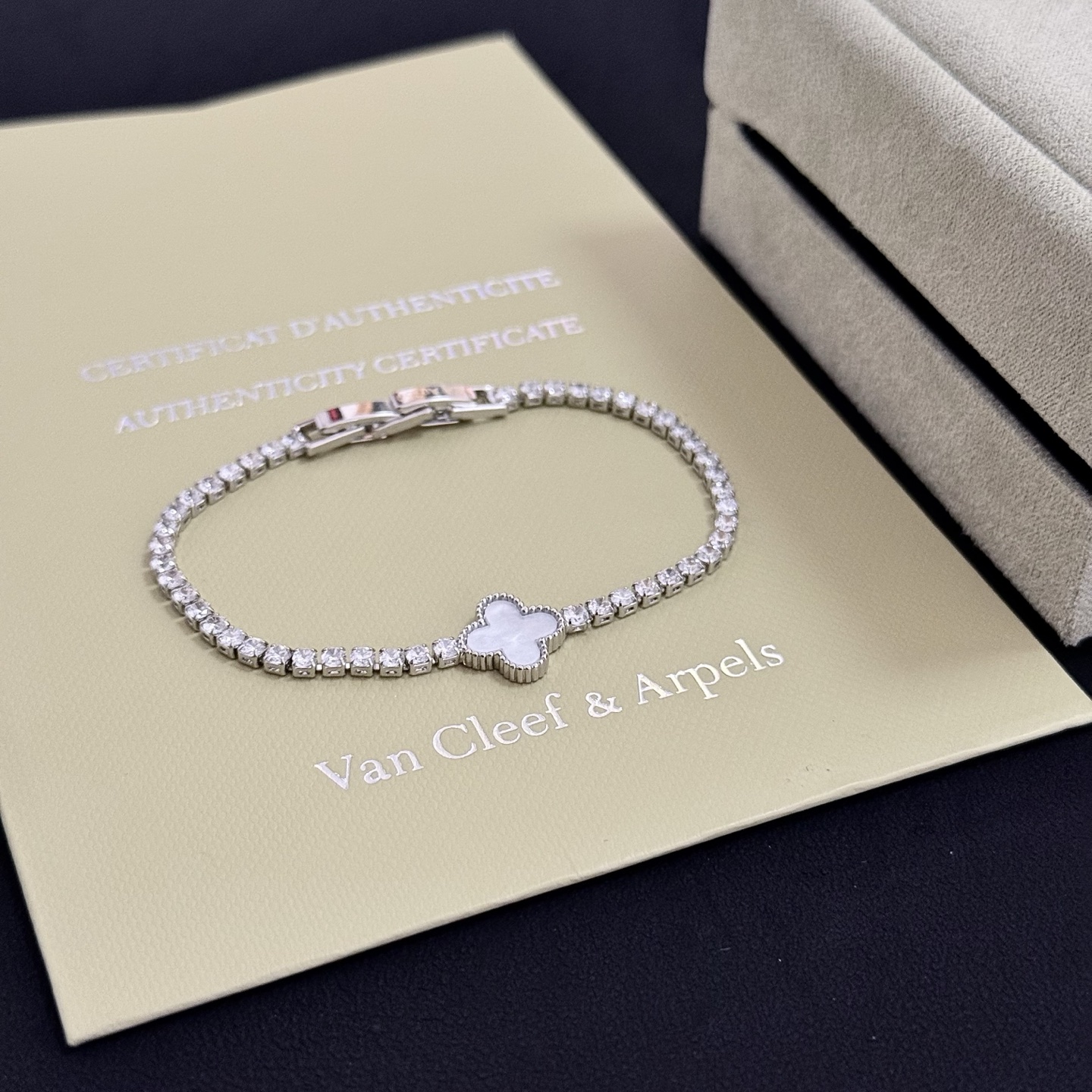Pulseira Van Cleef Arpels Alhambra Metal prateado branco madrepérola simulando diamantes transparentes 17 cm