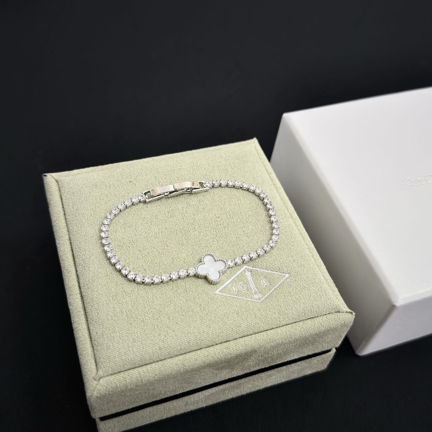 Pulseira Van Cleef Arpels Alhambra Metal prateado branco madrepérola simulando diamantes transparentes 17 cm