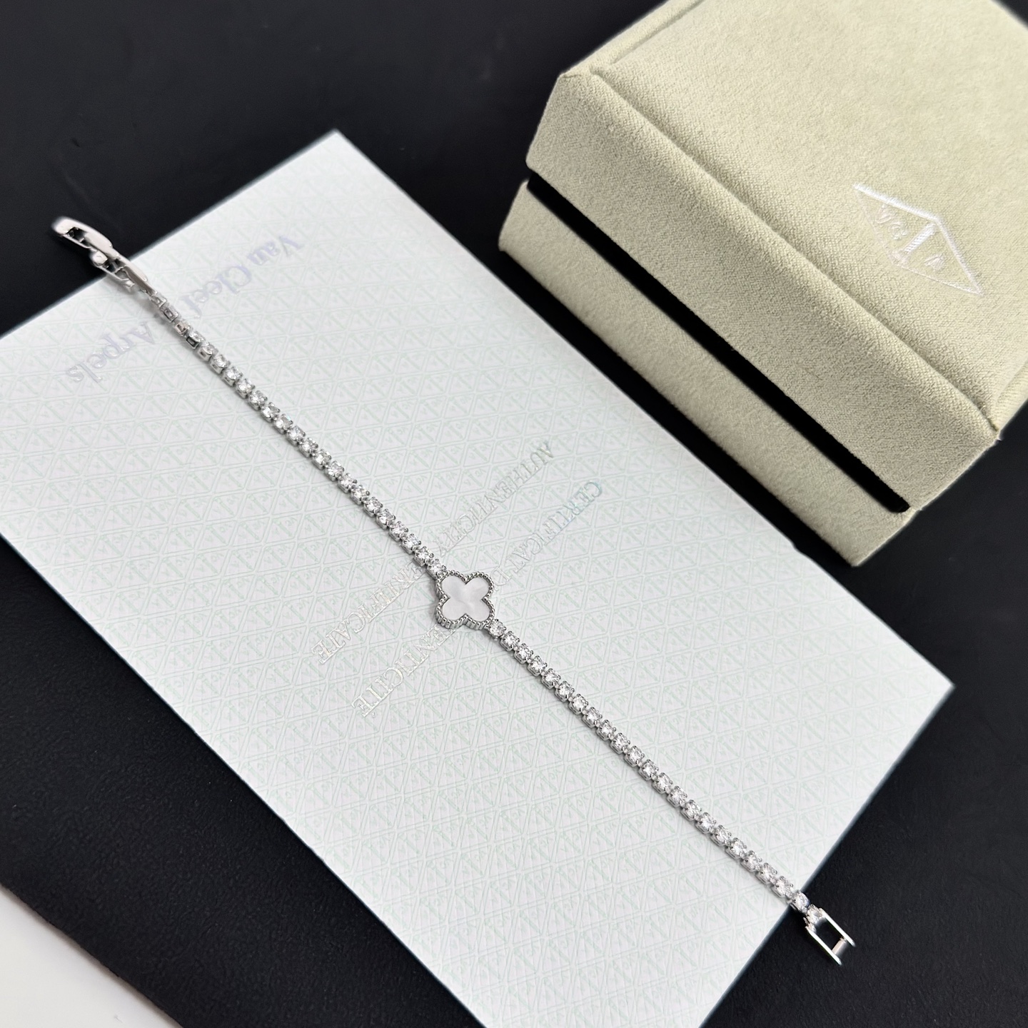 Pulseira Van Cleef Arpels Alhambra Metal prateado branco madrepérola simulando diamantes transparentes 17 cm