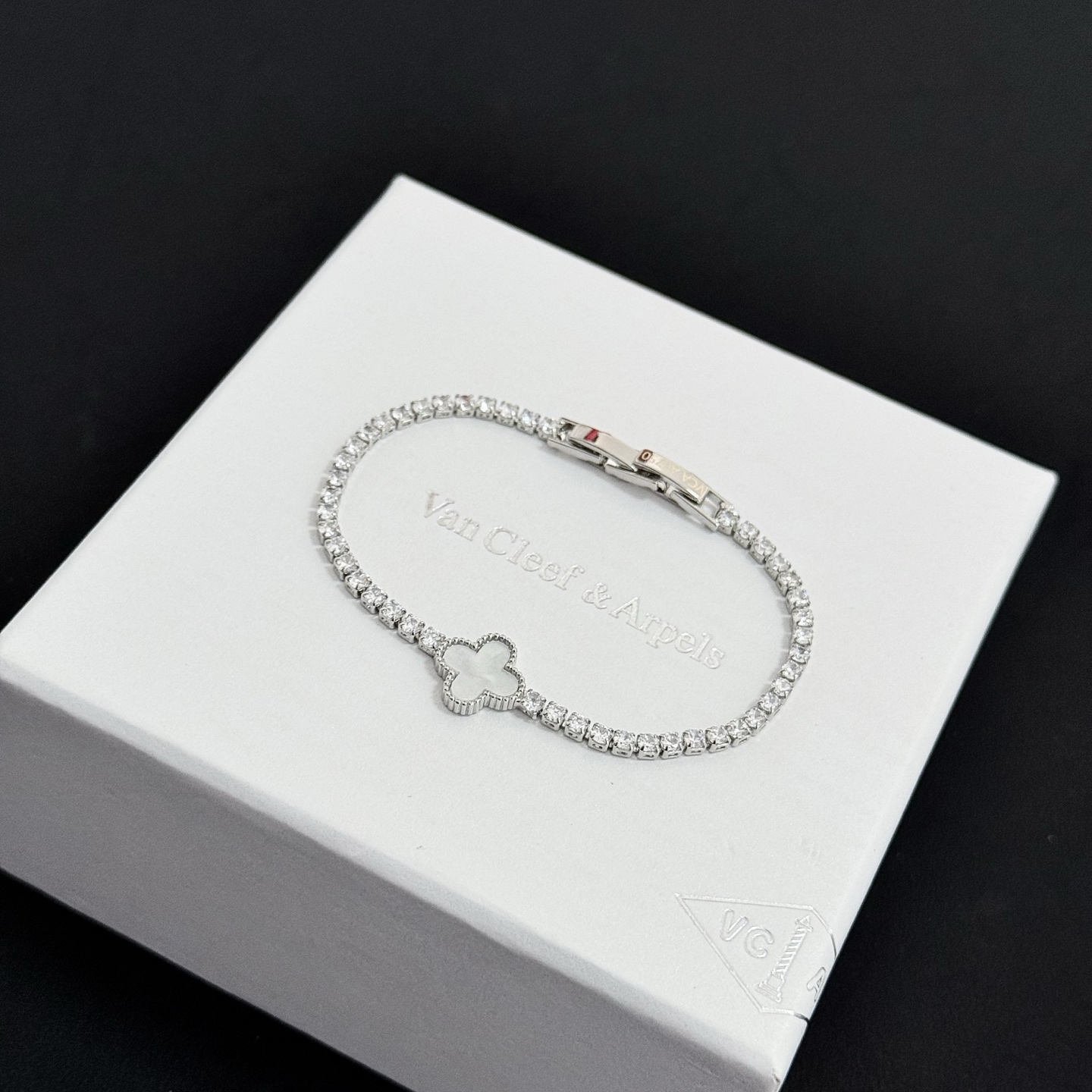 Pulseira Van Cleef Arpels Alhambra Metal prateado branco madrepérola simulando diamantes transparentes 17 cm