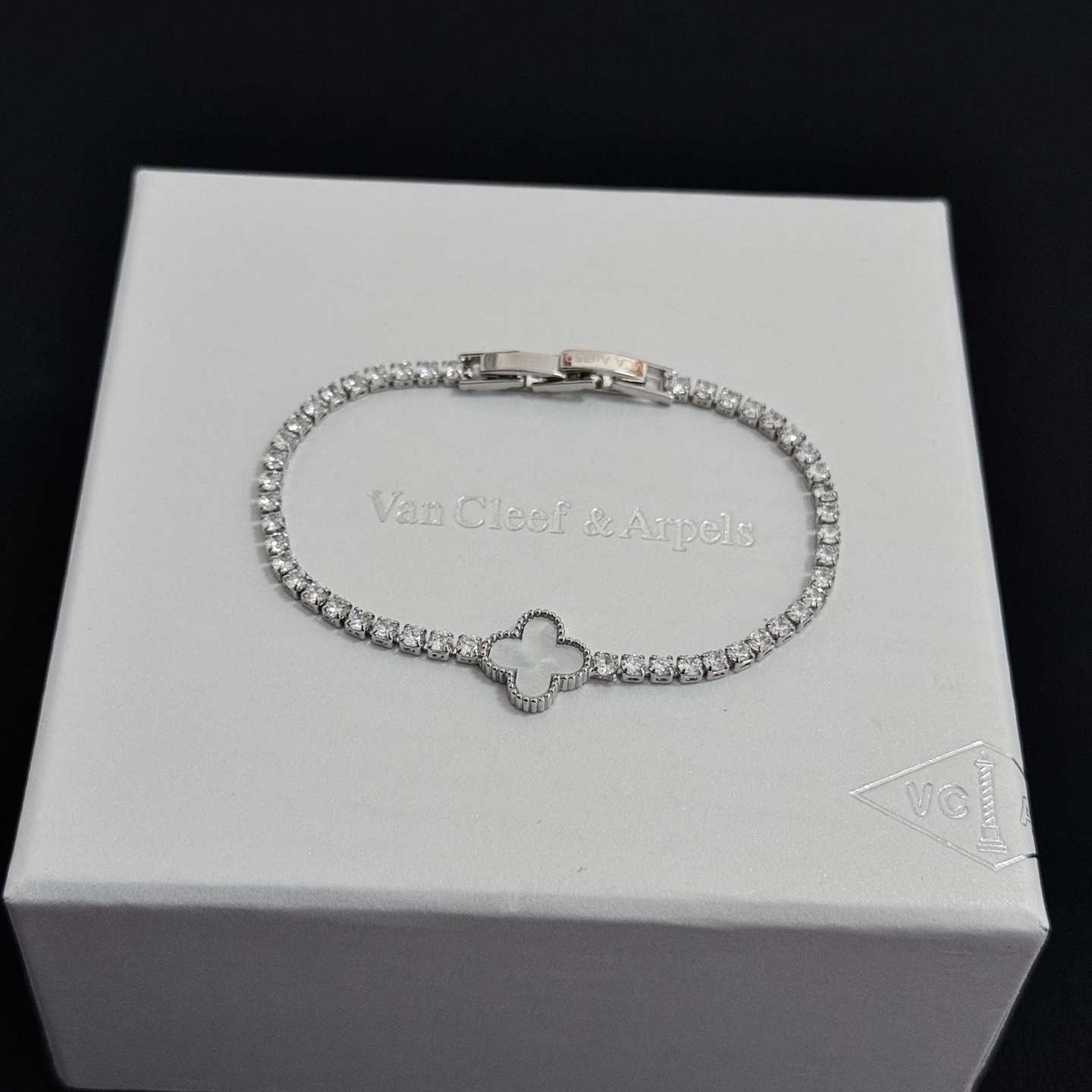 Pulseira Van Cleef Arpels Alhambra Metal prateado branco madrepérola simulando diamantes transparentes 17 cm
