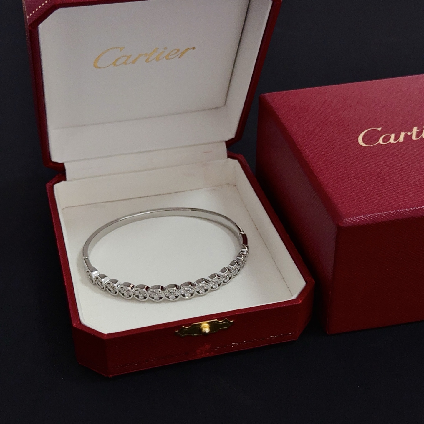 NO:705512,Cartier diamond-encrusted bracelet, high-end customized version, diamond-encrusted craftsmanship, V gold material, classic and fashionable style, reconstruct the aesthetics of love with sharp lines!  Breaking the rules, the diamond-encrusted design actually achieves the ceiling of high-end sense - no need for flashy accumulation, love should be as pure as ever. Cartier is loved by many celebrities and Internet celebrities. The Leopard series bracelet is absolutely an eternal classic, and it is not limited to men and women, and there is no age limit!  Wear it and you will be the center of attention!  , jewelry boutique, cartier, bracelet19860909卡地亚镶钻手镯 高端定制版本 镶嵌钻工艺 V金材质 经典而时尚风格 用凌厉线条重构爱情美学！打破常规,镶嵌钻设计反而成就高级感天花板——无需浮华堆砌,爱本应纯粹如初 卡地亚受众多明星网红的爱戴 豹子系列手镯 绝对是永恒经典 而且男女不限 年龄不限 ！戴上它你就是焦点！,饰品精品,cartier,bracelet,Jewelry