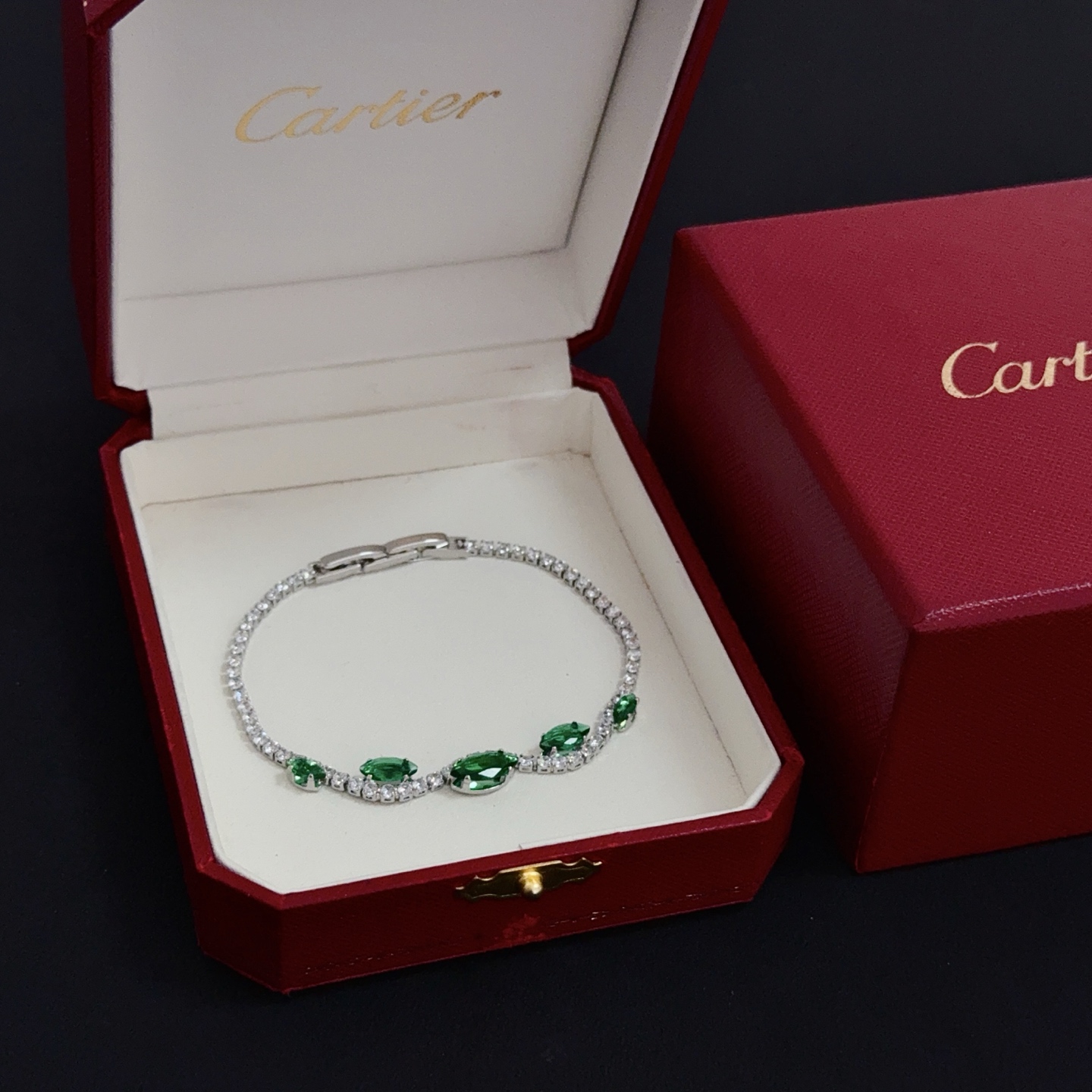 NO:705514,Cartier diamond-encrusted bracelet, high-end customized version, diamond-encrusted craftsmanship, V-gold material, classic and fashionable style, reconstructing the aesthetics of love with sharp lines!  Breaking the rules, the diamond-encrusted design actually achieves the ceiling of high-end sense - no need for flashy accumulation, love should be as pure as ever. Cartier is loved by many celebrities and Internet celebrities. The Leopard series bracelet is absolutely an eternal classic, and it is not limited to men and women, and there is no age limit!  Wear it and you will be the center of attention!  , jewelry boutique,cartier,bracelet,bracelet19860909卡地亚镶钻手链 高端定制版本 镶嵌钻工艺 V金材质 经典而时尚风格 用凌厉线条重构爱情美学！打破常规,镶嵌钻设计反而成就高级感天花板——无需浮华堆砌,爱本应纯粹如初 卡地亚受众多明星网红的爱戴 豹子系列手镯 绝对是永恒经典 而且男女不限 年龄不限 ！戴上它你就是焦点！,饰品精品,cartier,bracelet,bracelet,Jewelry