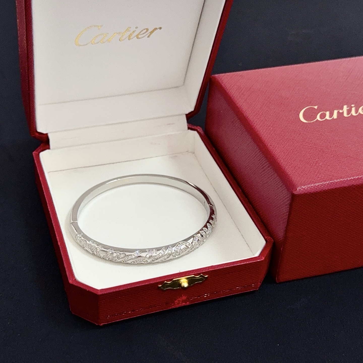 NO:705520,Cartier diamond-encrusted bracelet, high-end customized version, diamond-encrusted craftsmanship, V gold material, classic and fashionable style, reconstruct the aesthetics of love with sharp lines!  Breaking the rules, the diamond-encrusted design actually achieves the ceiling of high-end sense - no need for flashy accumulation, love should be as pure as ever. Cartier is loved by many celebrities and Internet celebrities. The Leopard series bracelet is absolutely an eternal classic, and it is not limited to men and women, and there is no age limit!  Wear it and you will be the center of attention!  , jewelry boutique, cartier, bracelet19860909卡地亚镶钻手镯 高端定制版本 镶嵌钻工艺 V金材质 经典而时尚风格 用凌厉线条重构爱情美学！打破常规,镶嵌钻设计反而成就高级感天花板——无需浮华堆砌,爱本应纯粹如初 卡地亚受众多明星网红的爱戴 豹子系列手镯 绝对是永恒经典 而且男女不限 年龄不限 ！戴上它你就是焦点！,饰品精品,cartier,bracelet,Jewelry