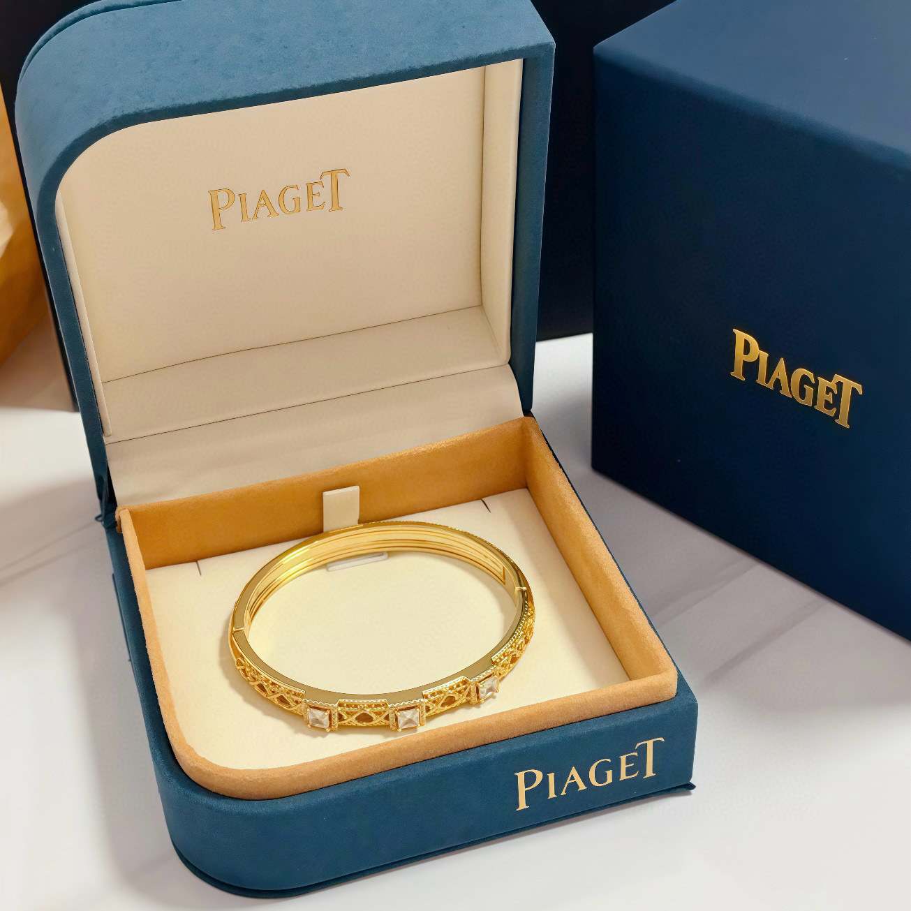 NO:705533,Piaget bracelet, high-end customized version, inlaid with diamonds, made of V gold material, showing luxury in every detail. The metal texture and texture complement each other, shining under the light, reflecting the luxury and elegance. Whether it is a business occasion or a sweet date, it can highlight the delicacy and elegance~ It is so beautiful to get it, it is definitely your dream bracelet., jewelry boutique, Piaget, bracelet19860909Piaget伯爵手镯, 高端定制版本 镶嵌钻工艺 ,V金材质 ,细节处尽显奢华.金属质感与纹理相互映衬,光线之下,熠熠生辉,体现了奢华与典雅的气质.无论是商务场合还是甜蜜约会都能凸显精致和优雅~上手都太美了,绝对是你的梦中情镯.,饰品精品,piaget,bracelet,Jewelry