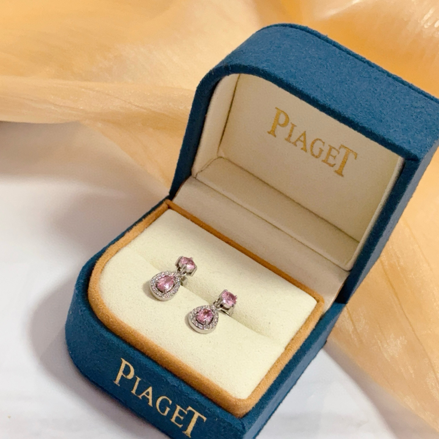 ❤️95包邮/原单代购级别
Piaget伯爵耳钉 高端定制版本 镶嵌粉钻工艺 ，V金材质 ，细节处尽显奢华。金属质感与纹理相互映衬，光线之下，熠熠生辉，低调又不失奢华魅力，无论是商务场合还是甜蜜约会都能凸显精致和优雅~
