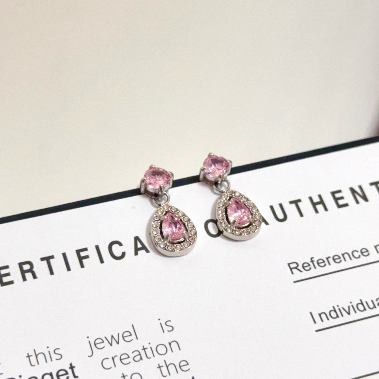 ❤️95包邮/原单代购级别
Piaget伯爵耳钉 高端定制版本 镶嵌粉钻工艺 ，V金材质 ，细节处尽显奢华。金属质感与纹理相互映衬，光线之下，熠熠生辉，低调又不失奢华魅力，无论是商务场合还是甜蜜约会都能凸显精致和优雅~
