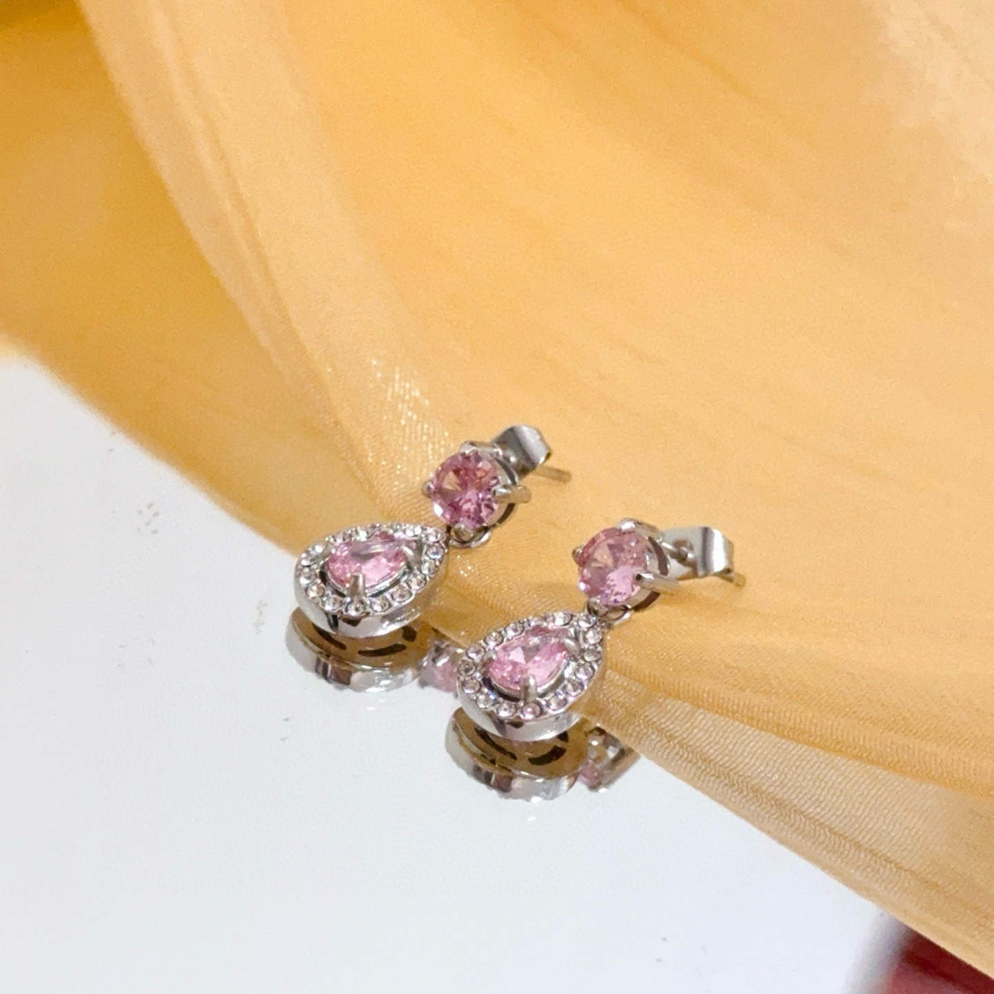 ❤️95包邮/原单代购级别
Piaget伯爵耳钉 高端定制版本 镶嵌粉钻工艺 ，V金材质 ，细节处尽显奢华。金属质感与纹理相互映衬，光线之下，熠熠生辉，低调又不失奢华魅力，无论是商务场合还是甜蜜约会都能凸显精致和优雅~
