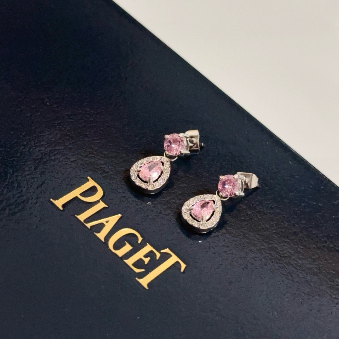 ❤️95包邮/原单代购级别
Piaget伯爵耳钉 高端定制版本 镶嵌粉钻工艺 ，V金材质 ，细节处尽显奢华。金属质感与纹理相互映衬，光线之下，熠熠生辉，低调又不失奢华魅力，无论是商务场合还是甜蜜约会都能凸显精致和优雅~
