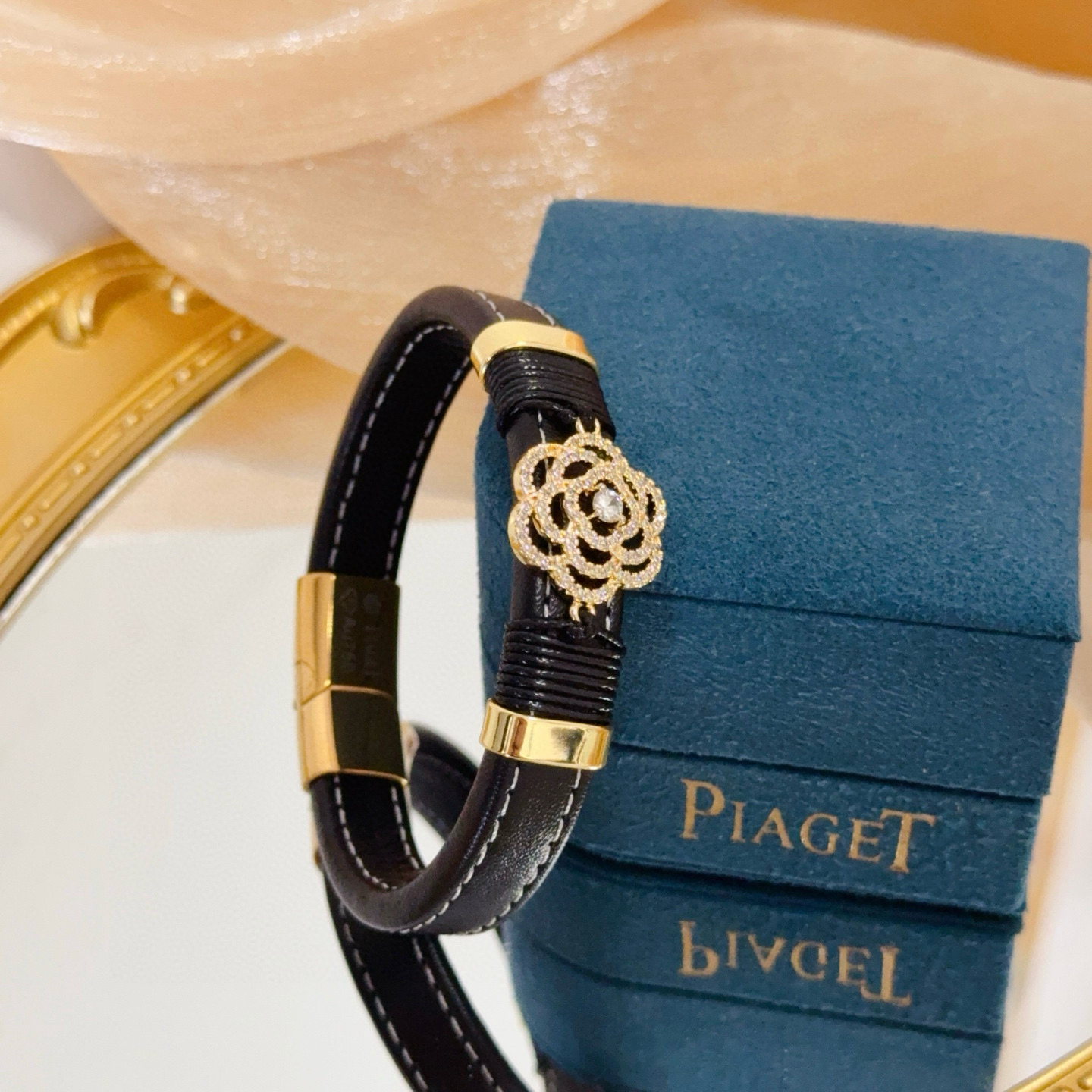 NO:705510,Piaget bracelet is a high-end customized version with inlaid diamond craftsmanship and V-gold material. The details are luxurious. The metal texture and texture complement each other and shine under the light, reflecting the luxury and elegance. Whether it is a business occasion or a sweet date, it can highlight delicacy and elegance. It is so beautiful when you get it. It is definitely your dream bracelet., jewelry boutique, Piaget, bracelet19860909Piaget伯爵手镯 高端定制版本 镶嵌钻工艺 ,V金材质 ,细节处尽显奢华.金属质感与纹理相互映衬,光线之下,熠熠生辉,体现了奢华与典雅的气质.无论是商务场合还是甜蜜约会都能凸显精致和优雅~上手都太美了,绝对是你的梦中情镯.,饰品精品,piaget,bracelet,Jewelry