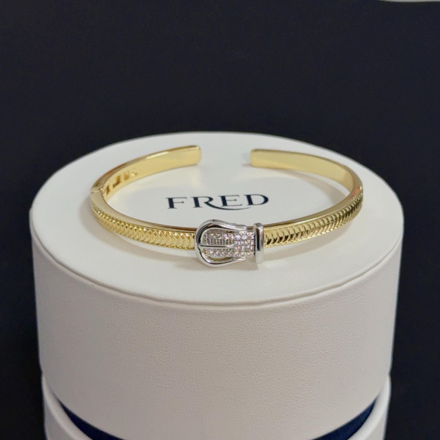 NO:705518,Popular Frederic full diamond horseshoe buckle bracelet, classic and versatile, a must-have item for fashionistas, fashionable and exquisite, 11 pairs of customized versions, thickened 18k electroplating process, the effect is very versatile!  !  , jewelry boutique, bracelet19860909火爆 费雷德满钻马蹄扣手镯 经典百搭,网红达人 时尚一族备必单品,时尚精致,11对版定制,加厚电镀18k工艺,上手效果非常百搭！！,饰品精品,bracelet,Jewelry