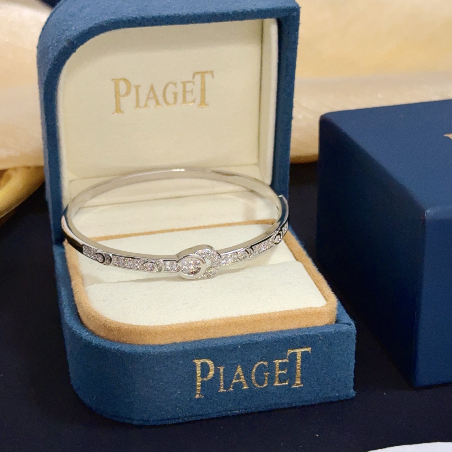 NO:705525,Piaget bracelet, high-end customized version, inlaid with diamonds, made of V gold material, showing luxury in every detail. The metal texture and texture complement each other, shining under the light, reflecting the luxury and elegance. Whether it is a business occasion or a sweet date, it can highlight the delicacy and elegance~ It is so beautiful to get it, it is definitely your dream bracelet., jewelry boutique, Piaget, bracelet19860909Piaget伯爵手镯, 高端定制版本 镶嵌钻工艺 ,V金材质 ,细节处尽显奢华.金属质感与纹理相互映衬,光线之下,熠熠生辉,体现了奢华与典雅的气质.无论是商务场合还是甜蜜约会都能凸显精致和优雅~上手都太美了,绝对是你的梦中情镯.,饰品精品,piaget,bracelet,Jewelry