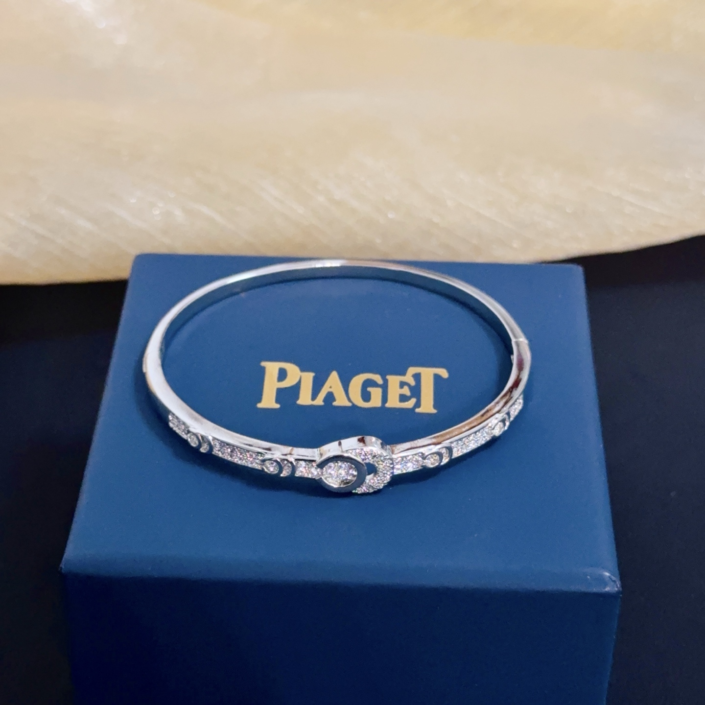 Piaget Possibly Possession bracelet watch White gold case / bezel with diamond-set silver dial and bracelet 27mm Women's Quartz