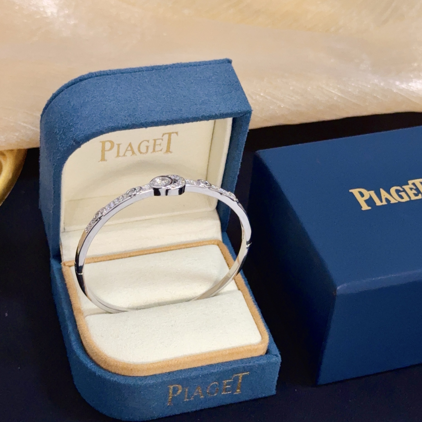 Piaget Possibly Possession bracelet watch White gold case / bezel with diamond-set silver dial and bracelet 27mm Women's Quartz