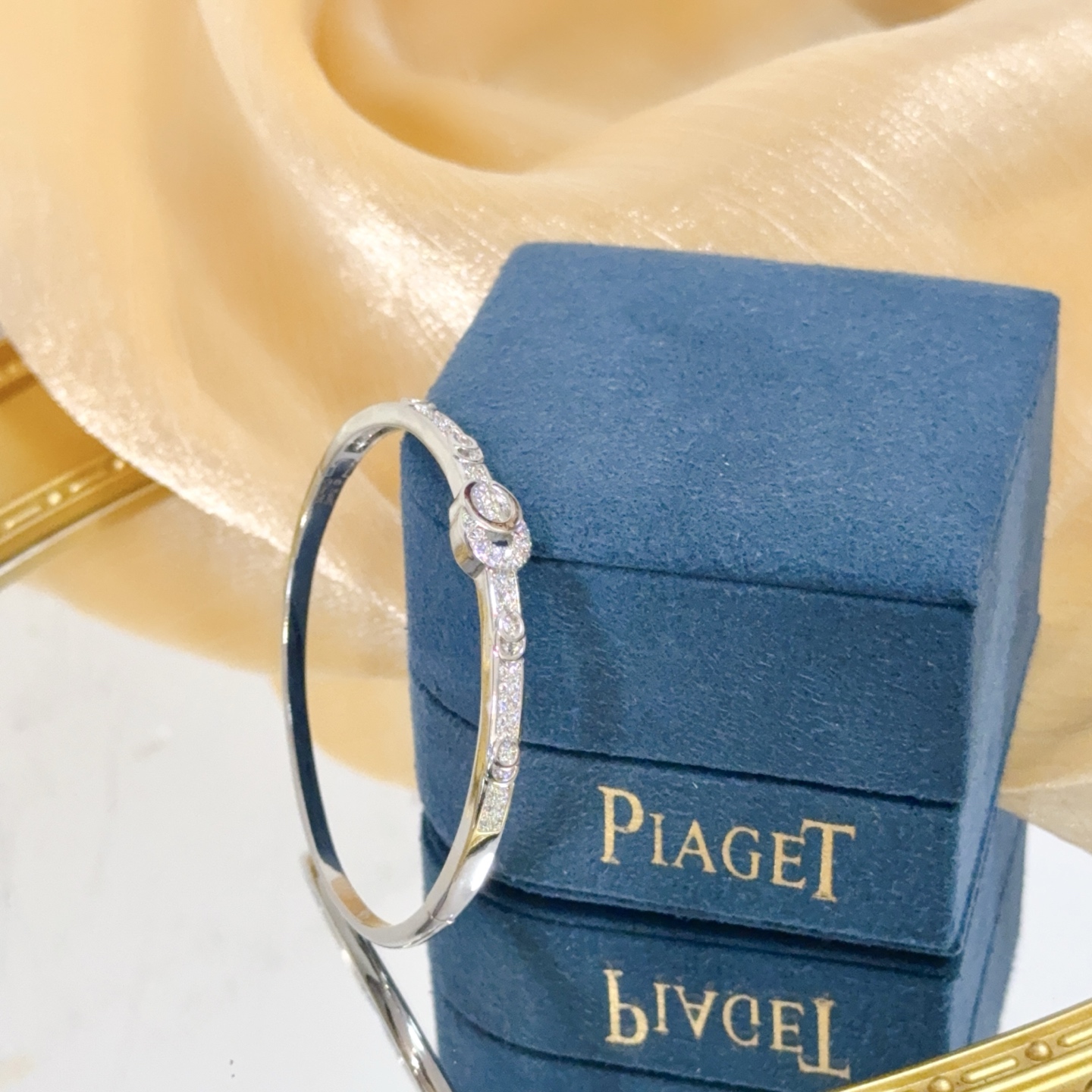Piaget Possibly Possession bracelet watch White gold case / bezel with diamond-set silver dial and bracelet 27mm Women's Quartz
