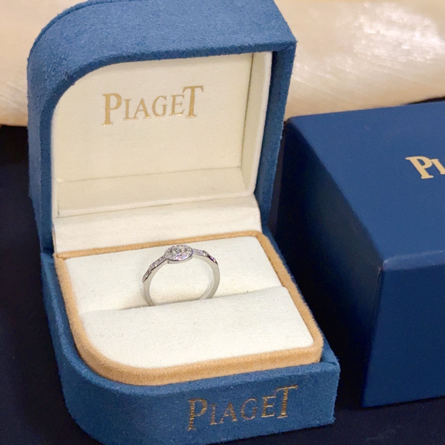 NO:705527,Piaget ring, high-end customized version, inlaid with diamonds, made of V gold, showing luxury in every detail. The metal texture and texture complement each other, shining under the light, reflecting the luxury and elegance., jewelry boutique, Piaget, ring19860909Piaget伯爵戒指,高端定制版本 镶嵌钻工艺 ,V金材质 ,细节处尽显奢华.金属质感与纹理相互映衬,光线之下,熠熠生辉,体现了奢华与典雅的气质.,饰品精品,piaget,ring,Jewelry