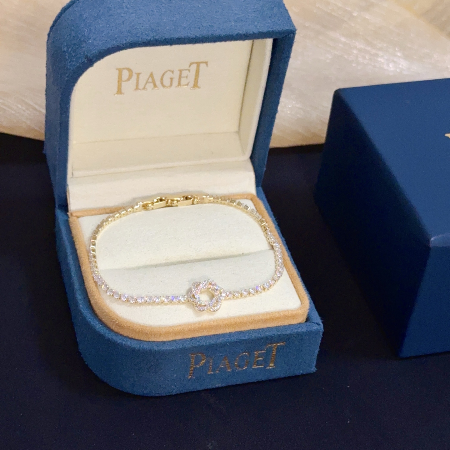 NO:705530,Piaget bracelet, high-end customized version, inlaid with diamonds, made of V gold material, showing luxury in every detail. The metal texture and texture complement each other, shining under the light, reflecting the luxury and elegance. Whether it is a business occasion or a sweet date, it can highlight the delicacy and elegance~ It is so beautiful to get it, it is definitely your dream bracelet., jewelry boutique, Piaget, bracelet19860909Piaget伯爵手链,高端定制版本 镶嵌钻工艺 ,V金材质 ,细节处尽显奢华.金属质感与纹理相互映衬,光线之下,熠熠生辉,体现了奢华与典雅的气质.无论是商务场合还是甜蜜约会都能凸显精致和优雅~上手都太美了,绝对是你的梦中情镯.,饰品精品,piaget,bracelet,Jewelry