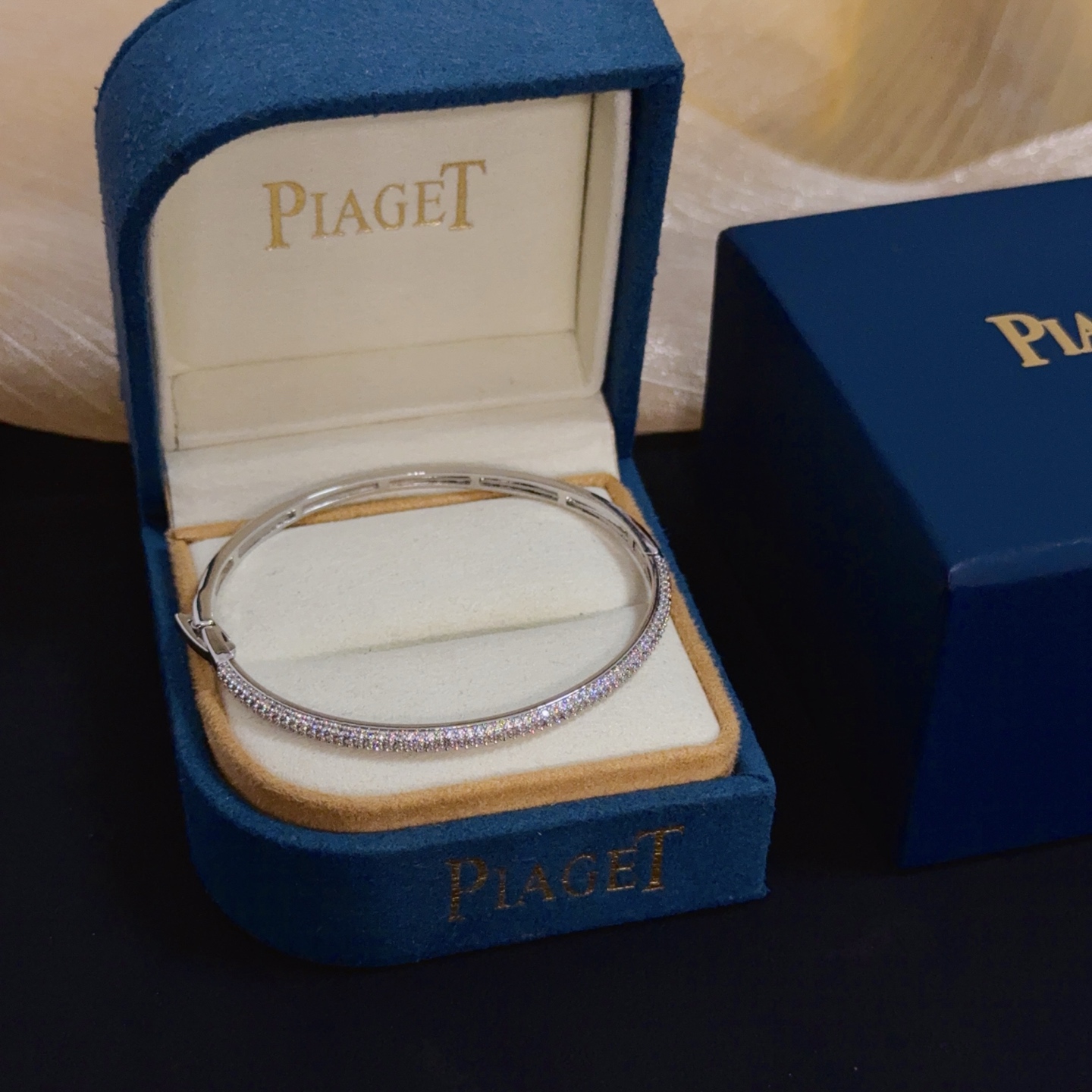 NO:705536,Piaget bracelet, high-end customized version, inlaid with diamonds, made of V gold material, showing luxury in every detail. The metal texture and texture complement each other, shining under the light, reflecting the luxury and elegance. Whether it is a business occasion or a sweet date, it can highlight the delicacy and elegance~ It is so beautiful to get it, it is definitely your dream bracelet., jewelry boutique, Piaget, bracelet19860909Piaget伯爵手镯, 高端定制版本 镶嵌钻工艺 ,V金材质 ,细节处尽显奢华.金属质感与纹理相互映衬,光线之下,熠熠生辉,体现了奢华与典雅的气质.无论是商务场合还是甜蜜约会都能凸显精致和优雅~上手都太美了,绝对是你的梦中情镯.,饰品精品,piaget,bracelet,Jewelry