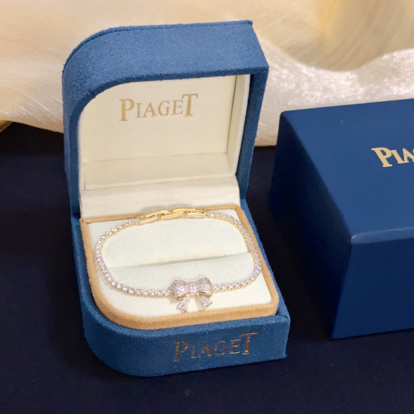 NO:705540,Piaget bracelet is a high-end customized version with diamond inlay technology and V-gold material. The details are full of luxury. The metal texture and texture complement each other and shine under the light, reflecting the luxury and elegance. Whether it is a business occasion or a sweet date, it can highlight the delicacy and elegance. It is so beautiful to get it. It is definitely your dream bracelet., jewelry boutique, Piaget, bracelet19860909Piaget伯爵手链 高端定制版本 镶嵌钻工艺 ,V金材质 ,细节处尽显奢华.金属质感与纹理相互映衬,光线之下,熠熠生辉,体现了奢华与典雅的气质.无论是商务场合还是甜蜜约会都能凸显精致和优雅~上手都太美了,绝对是你的梦中情镯.,饰品精品,piaget,bracelet,Jewelry