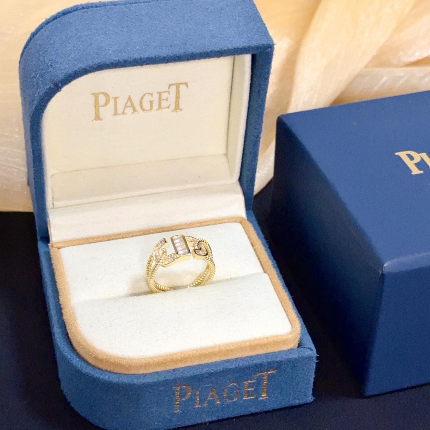 NO:705542,Piaget ring, high-end customized version, inlaid with diamonds, made of V gold, showing luxury in every detail. The metal texture and texture complement each other, shining under the light, reflecting the luxury and elegance., jewelry boutique, Piaget, ring19860909Piaget伯爵戒指,高端定制版本 镶嵌钻工艺 ,V金材质 ,细节处尽显奢华.金属质感与纹理相互映衬,光线之下,熠熠生辉,体现了奢华与典雅的气质.,饰品精品,piaget,ring,Jewelry