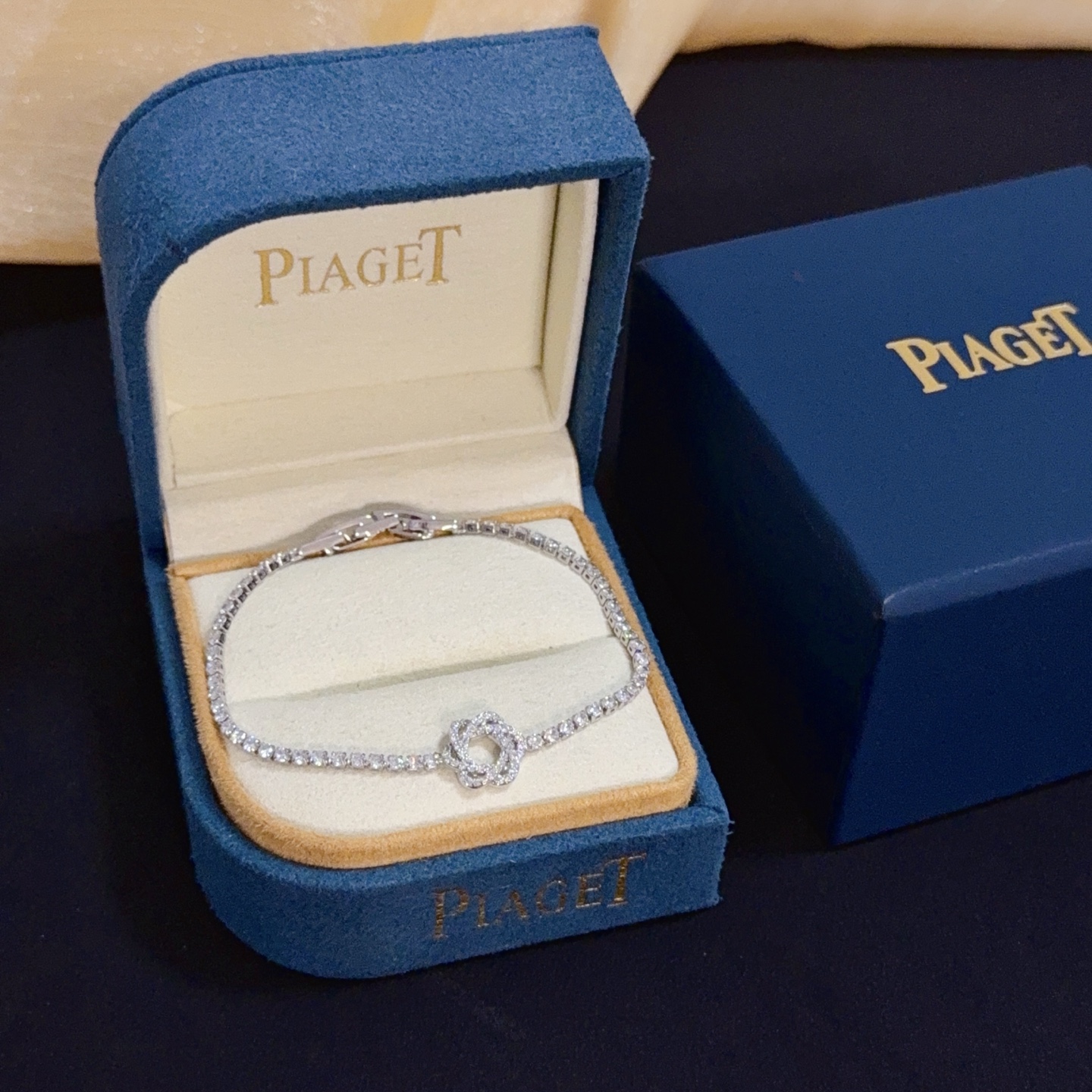 NO:705544,Piaget bracelet is a high-end customized version with diamond inlay technology and V-gold material. The details are full of luxury. The metal texture and texture complement each other and shine under the light, reflecting the luxury and elegance. Whether it is a business occasion or a sweet date, it can highlight the delicacy and elegance. It is so beautiful to get it. It is definitely your dream bracelet., jewelry boutique, Piaget, bracelet19860909Piaget伯爵手链 高端定制版本 镶嵌钻工艺 ,V金材质 ,细节处尽显奢华.金属质感与纹理相互映衬,光线之下,熠熠生辉,体现了奢华与典雅的气质.无论是商务场合还是甜蜜约会都能凸显精致和优雅~上手都太美了,绝对是你的梦中情镯.,饰品精品,piaget,bracelet,Jewelry