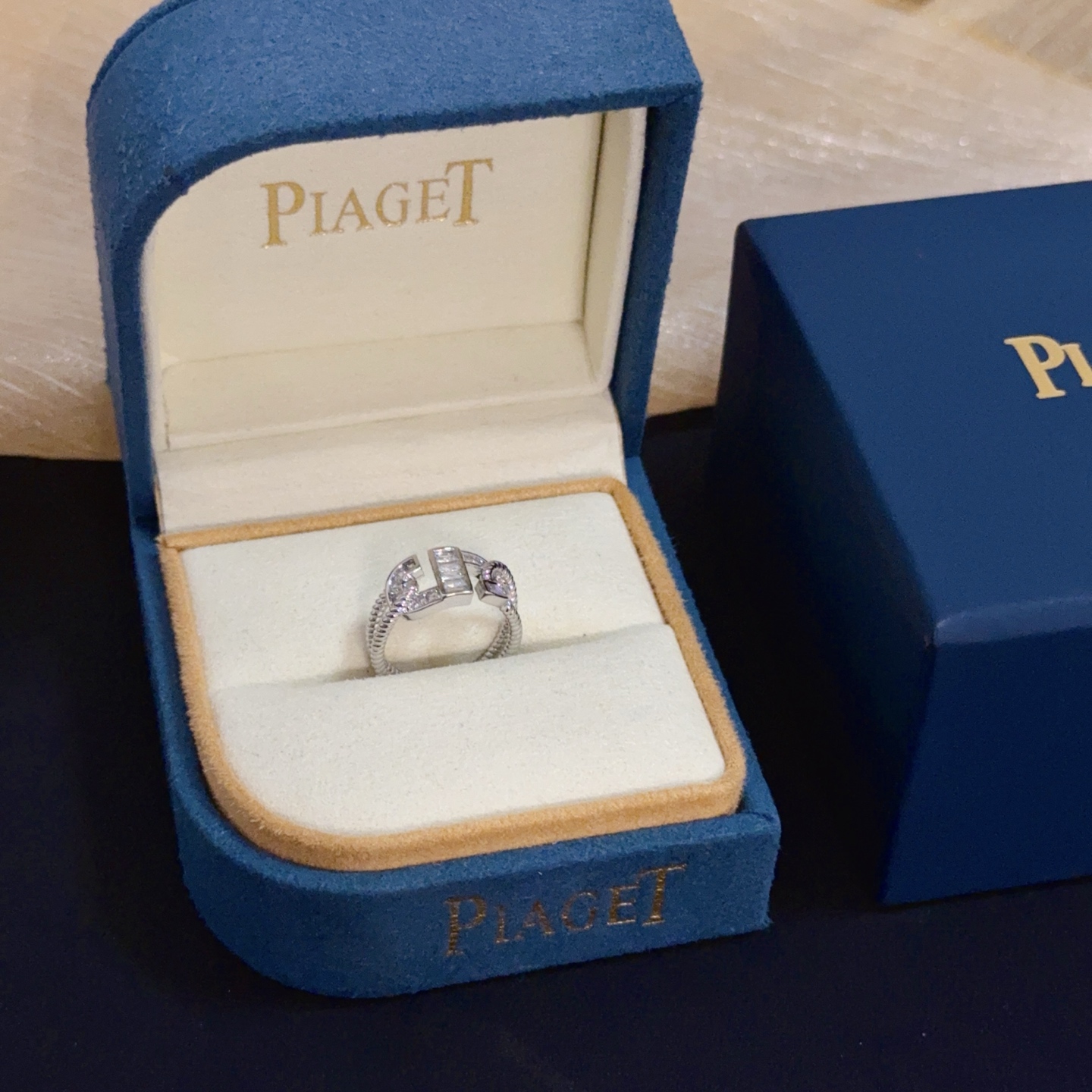 NO:705546,Piaget ring, high-end customized version, inlaid with diamonds, made of V gold, showing luxury in every detail. The metal texture and texture complement each other, shining under the light, reflecting the luxury and elegance., jewelry boutique, Piaget, ring19860909Piaget伯爵戒指,高端定制版本 镶嵌钻工艺 ,V金材质 ,细节处尽显奢华.金属质感与纹理相互映衬,光线之下,熠熠生辉,体现了奢华与典雅的气质.,饰品精品,piaget,ring,Jewelry