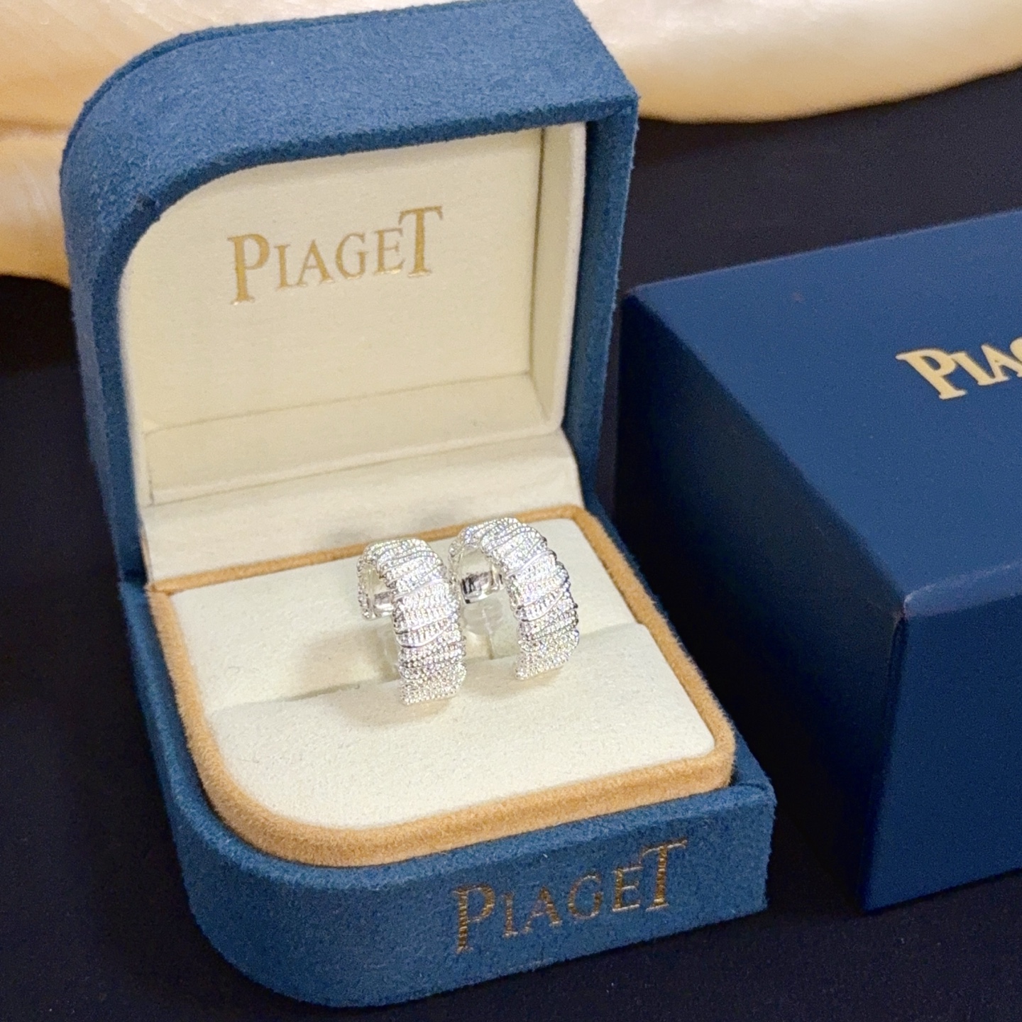 NO:705549,Piaget earrings are high-end customized versions with diamond inlaid craftsmanship and V-gold material. The details are full of luxury. The metal texture and texture complement each other and shine under the light, reflecting the luxury and elegance., jewelry boutique, Piaget, earrings19860909Piaget伯爵耳环 高端定制版本 镶嵌钻工艺 ,V金材质 ,细节处尽显奢华.金属质感与纹理相互映衬,光线之下,熠熠生辉,体现了奢华与典雅的气质.,饰品精品,piaget,earrings,Jewelry
