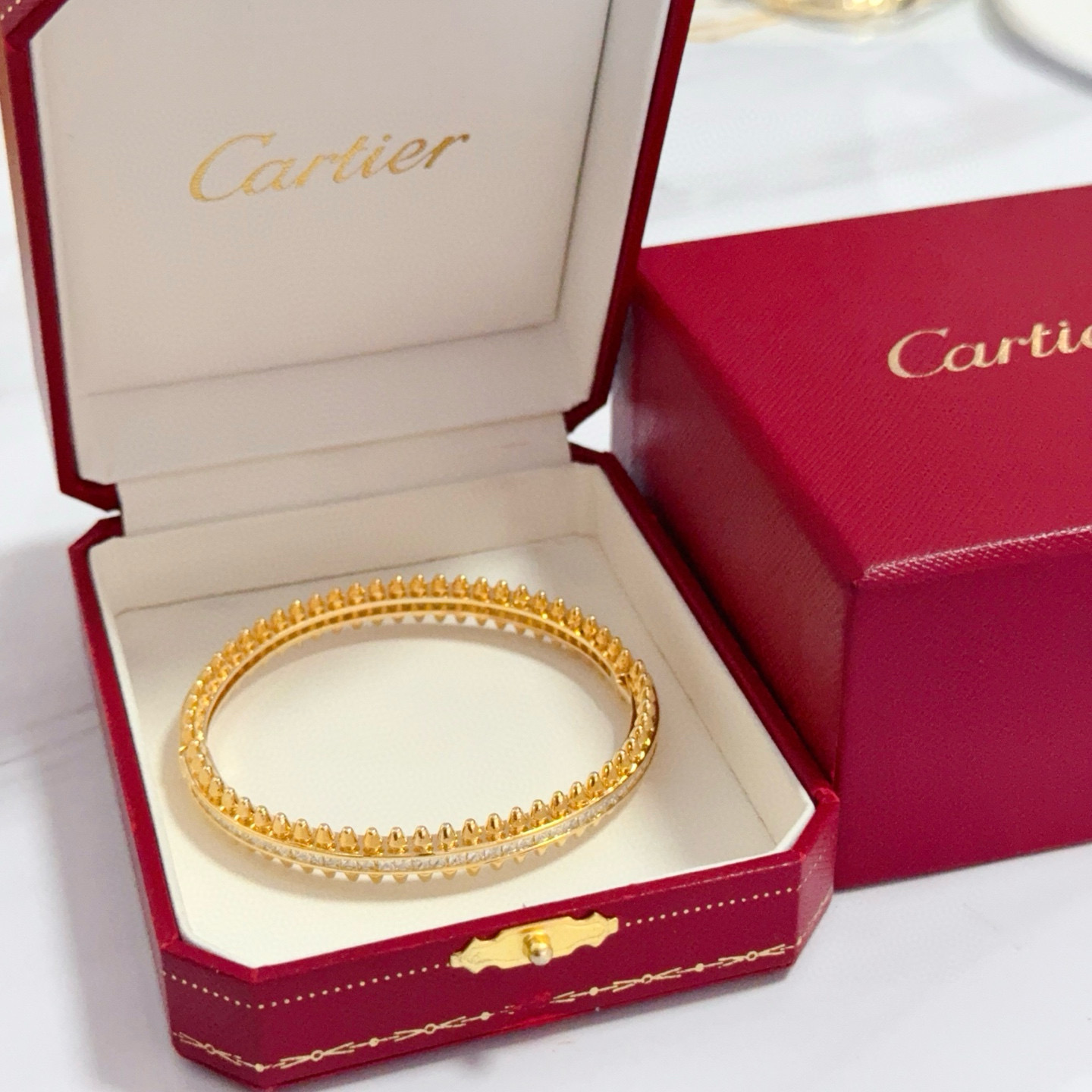 NO:705552,Cartier diamond-encrusted bracelet, high-end customized version, diamond-encrusted craftsmanship, V gold material, classic and fashionable style, reconstruct the aesthetics of love with sharp lines!  Breaking the rules, the diamond-encrusted design actually achieves the ceiling of high-end sense - no need for flashy accumulation, love should be as pure as ever. Cartier is loved by many celebrities and Internet celebrities. The Leopard series bracelet is absolutely an eternal classic, and it is not limited to men and women, and there is no age limit!  Wear it and you will be the center of attention!  , jewelry boutique, cartier, bracelet19860909卡地亚镶钻手镯 高端定制版本 镶嵌钻工艺 V金材质 经典而时尚风格 用凌厉线条重构爱情美学！打破常规,镶嵌钻设计反而成就高级感天花板——无需浮华堆砌,爱本应纯粹如初 卡地亚受众多明星网红的爱戴 豹子系列手镯 绝对是永恒经典 而且男女不限 年龄不限 ！戴上它你就是焦点！,饰品精品,cartier,bracelet,Jewelry