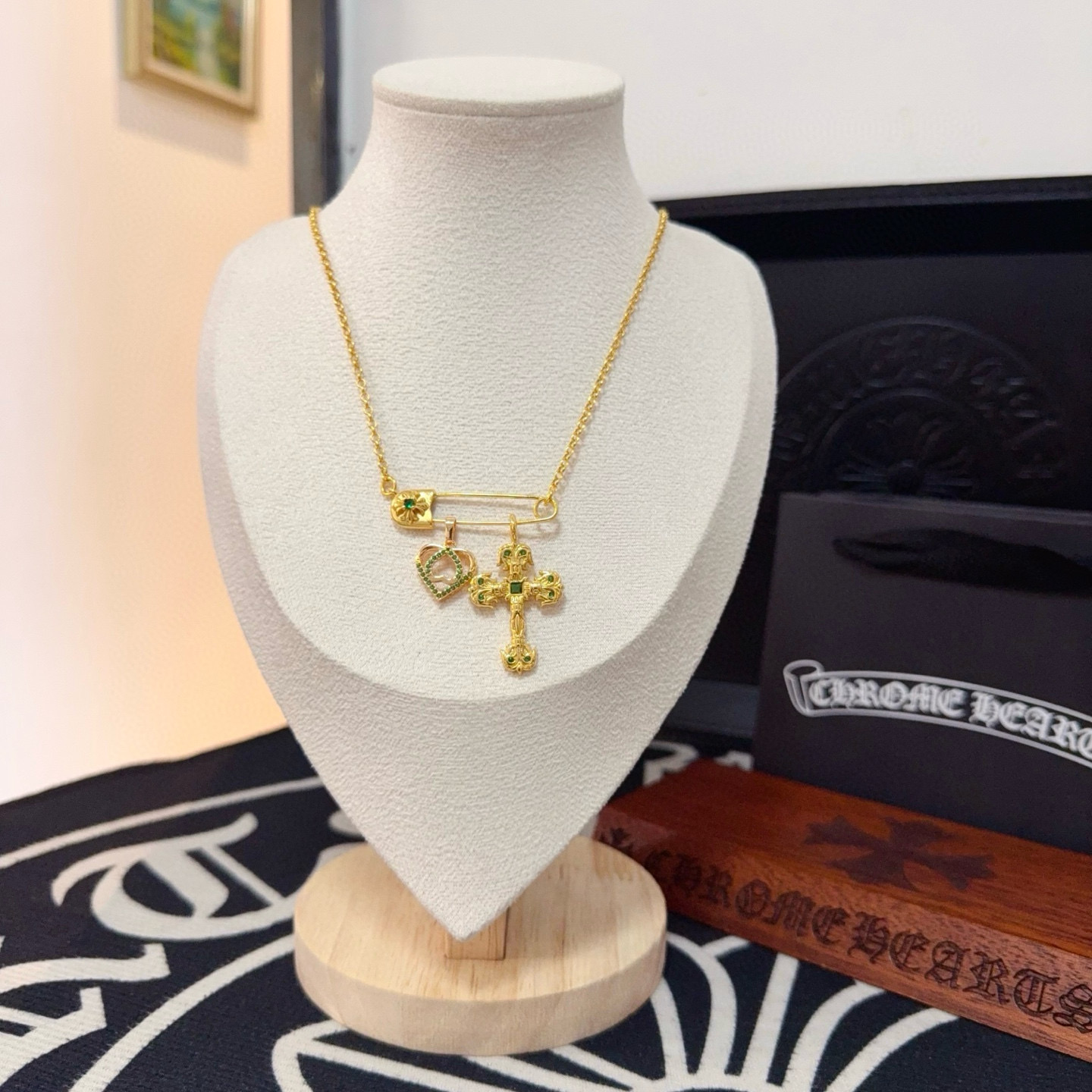 NO:705035,[Counter quality] Chrome Hearts green diamond brooch cross necklace, with different concave and convex shapes, different pattern design styles, showing a distinctive cross. The Scout flower is the symbol of Chrome Hearts, so it is more durable. Genuine pattern-printed Chrome Hearts distinguishes the ordinary light version in the market. Check the quality of the version. Look at the printing details, the degree of retro gray oxidation. Seiko version!  !  !  Purely handmade ~ Authentic open mold fashion essentials. Can be worn by both men and women. Same style for couples. Official website original. Rock punk Thai silver style. Retro elements. Trendy and versatile!  , jewelry boutique, chrome hearts, chrome hearts, necklace19860909【专柜品质】Chrome Hearts克罗心绿钻别针十字架项链 ,凹凸造型不同的花纹设计风格 呈现出与众不同 十字架 童军花是克罗心的志 所以更经久不衰 正品打版Chrome Hearts克罗心 区别市场普通轻版 对版对标品质 看字印细节 复古做旧灰氧程度.精工版本！！！ 纯手工打造 ～正品开模潮流时尚必备 男女均可佩戴 情侣同款 官网原版 摇滚朋克泰银风格 复古元素 潮流百搭！,饰品精品,chrome hearts,chrome hearts,necklace,Jewelry