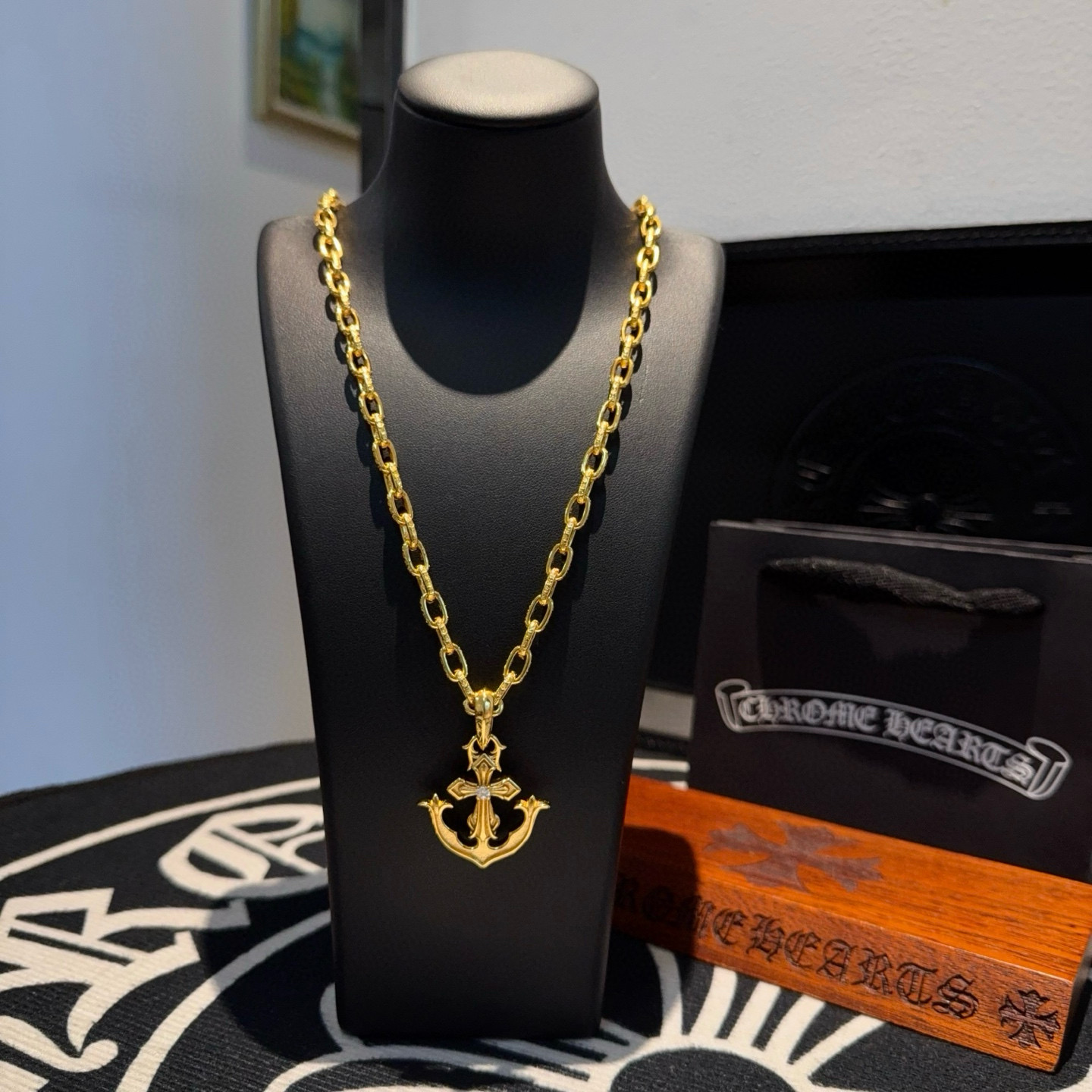 NO:705042,New [counter quality] Chrome Hearts gold letter necklace, cross shield pendant, concave and convex shapes with different pattern design styles, showing a distinctive cross and Scout flower is the symbol of Chrome Hearts, so it is more durable. Genuine pattern-printed Chrome Hearts distinguishes the ordinary light version in the market. Check the quality of the version. Look at the printing details, the degree of retro gray oxidation. Seiko version!  !  !  Purely handmade ~ Authentic open mold fashion essentials. Can be worn by both men and women. Same style for couples. Official website original. Rock punk Thai silver style. Retro elements. Trendy and versatile!  , jewelry boutique, chrome hearts, chrome hearts, necklace, gold19860909新款【专柜品质】Chrome Hearts克罗心黄金色字母项链 十字架盾牌吊坠 凹凸造型不同的花纹设计风格 呈现出与众不同 十字架 童军花是克罗心的志 所以更经久不衰 正品打版Chrome Hearts克罗心 区别市场普通轻版 对版对标品质 看字印细节 复古做旧灰氧程度.精工版本！！！ 纯手工打造 ～正品开模潮流时尚必备 男女均可佩戴 情侣同款 官网原版 摇滚朋克泰银风格 复古元素 潮流百搭！,饰品精品,chrome hearts,chrome hearts,necklace,gold,Jewelry