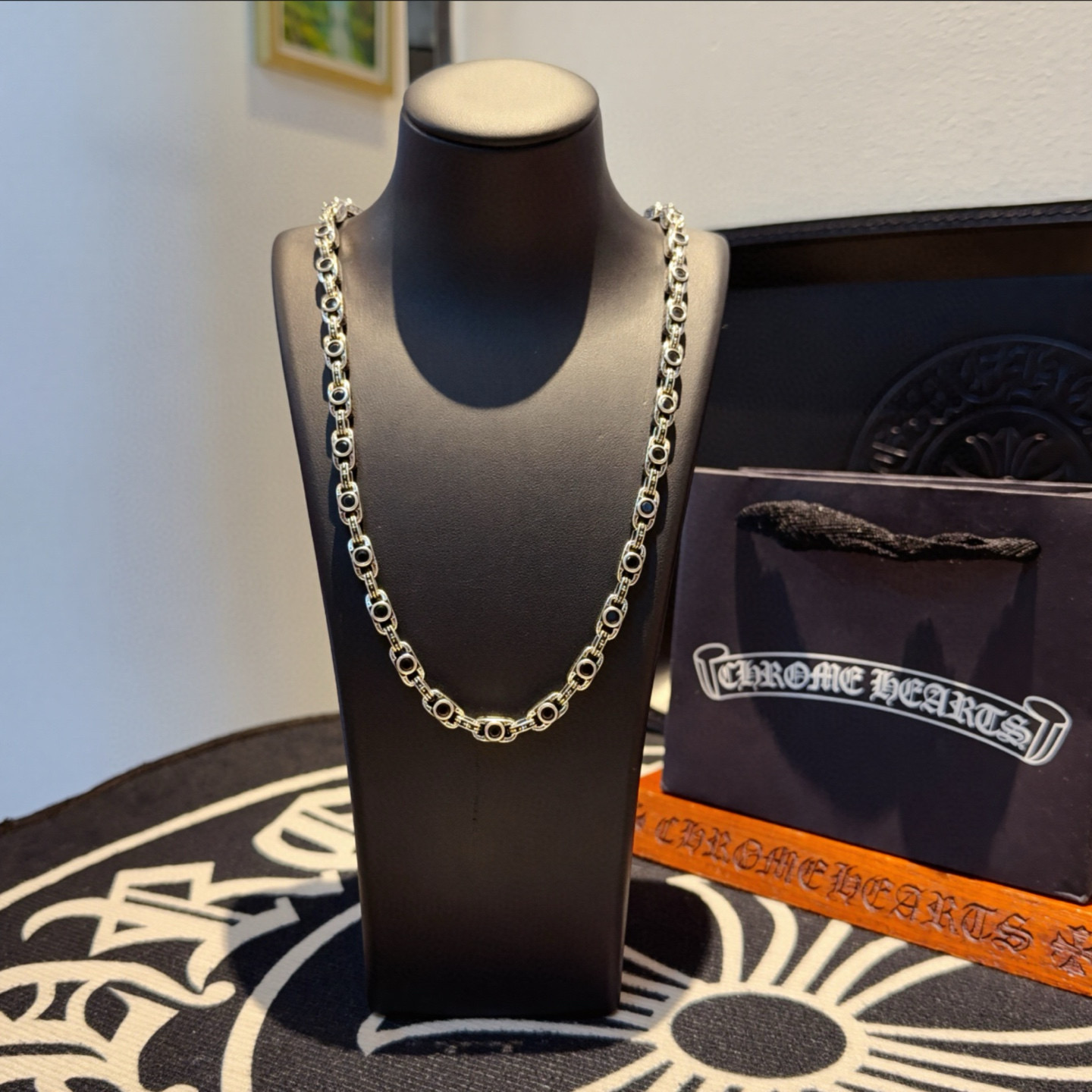 NO:705046,New [counter quality] Chrome Hearts retro cross necklace. The concave and convex shapes have different pattern design styles, showing a distinctive cross. The Scout flower is the symbol of Chrome Hearts, so it is more durable. Genuine pattern-printed Chrome Hearts distinguishes the ordinary light version in the market. Check the quality of the version. Look at the printing details. The degree of retro gray oxidation. Seiko version!  !  !  Purely handmade ~ Authentic open mold fashion essentials. Can be worn by both men and women. Same style for couples. Official website original. Rock punk Thai silver style. Retro elements. Trendy and versatile!  , jewelry boutique, chrome hearts, chrome hearts, necklace19860909新款【专柜品质】Chrome Hearts克罗心复古十字架项链 凹凸造型不同的花纹设计风格 呈现出与众不同 十字架 童军花是克罗心的志 所以更经久不衰 正品打版Chrome Hearts克罗心 区别市场普通轻版 对版对标品质 看字印细节 复古做旧灰氧程度.精工版本！！！ 纯手工打造 ～正品开模潮流时尚必备 男女均可佩戴 情侣同款 官网原版 摇滚朋克泰银风格 复古元素 潮流百搭！,饰品精品,chrome hearts,chrome hearts,necklace,Jewelry