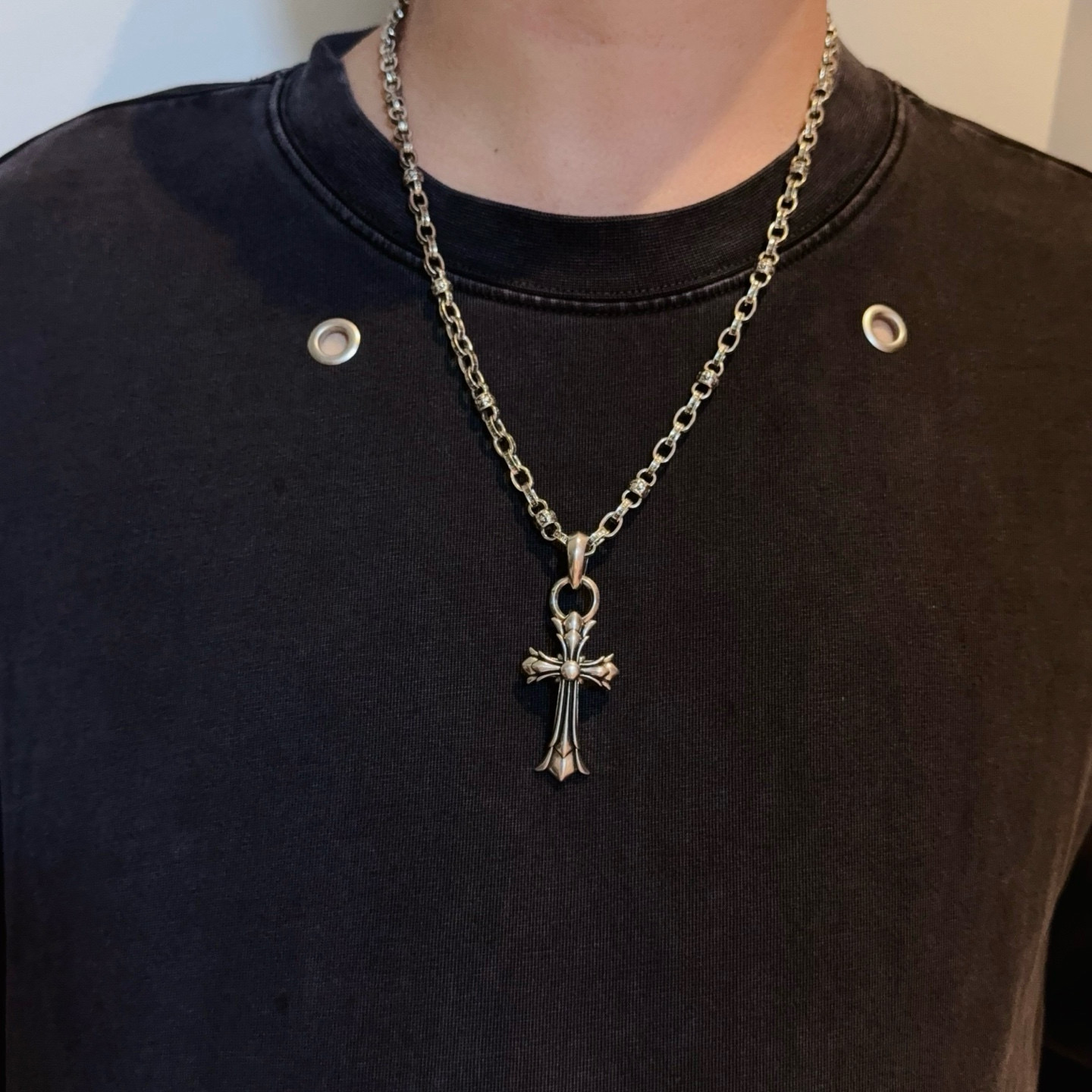 NO:705047,New [counter quality] Chrome Hearts Classic Retro Flower Ball Necklace, Cross Pendant. Concave and convex shapes with different pattern design styles, showing a distinctive cross. The Scout flower is Chrome Hearts’ symbol, so it is more durable. Genuine pattern-printed Chrome Hearts distinguishes the ordinary light version in the market. Check the quality of the version. Look at the printing details. The degree of retro gray oxidation. Seiko version!  !  !  Purely handmade ~ Authentic open mold fashion essentials. Can be worn by both men and women. Same style for couples. Official website original. Rock punk Thai silver style. Retro elements. Trendy and versatile!  , jewelry boutique, chrome hearts, chrome hearts, necklace19860909新款【专柜品质】Chrome Hearts克罗心经典复古花球项链,十字架吊坠 凹凸造型不同的花纹设计风格 呈现出与众不同 十字架 童军花是克罗心的志 所以更经久不衰 正品打版Chrome Hearts克罗心 区别市场普通轻版 对版对标品质 看字印细节 复古做旧灰氧程度.精工版本！！！ 纯手工打造 ～正品开模潮流时尚必备 男女均可佩戴 情侣同款 官网原版 摇滚朋克泰银风格 复古元素 潮流百搭！,饰品精品,chrome hearts,chrome hearts,necklace,Jewelry