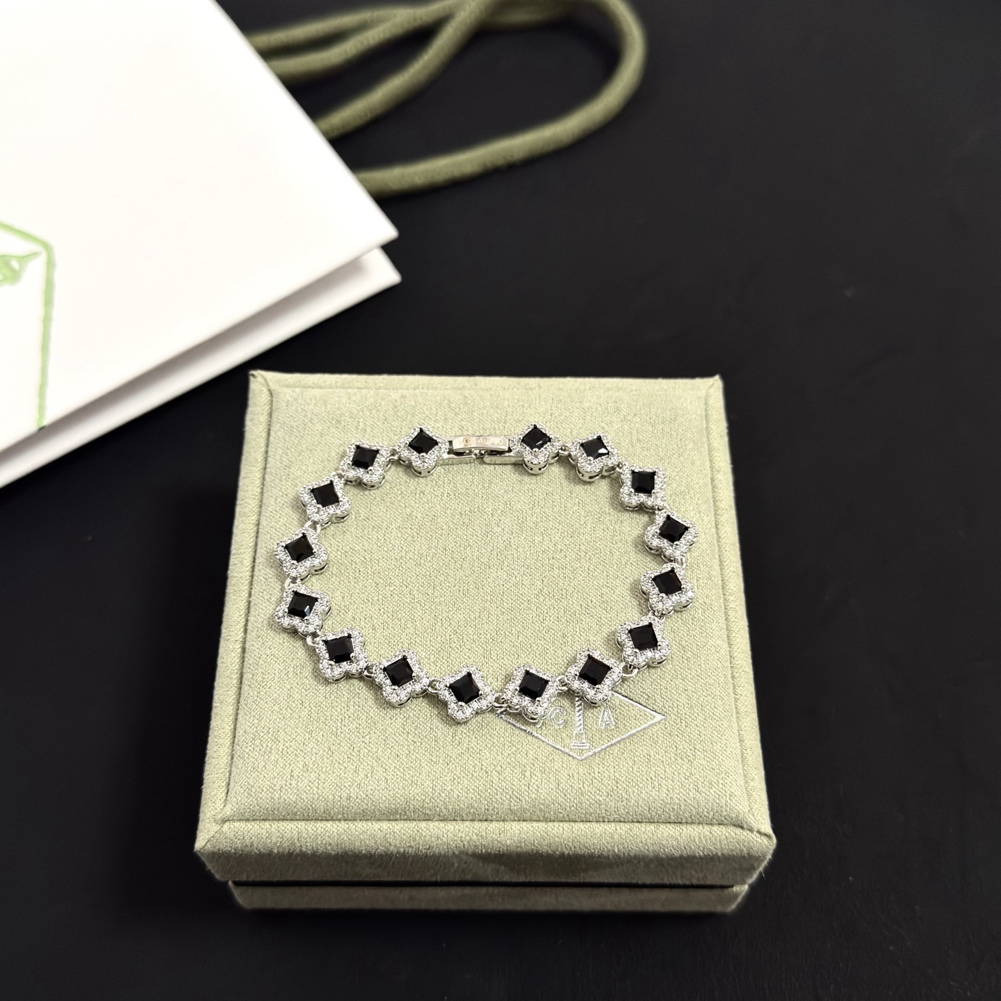 Bracciale Van Cleef Arpels Alhambra metallo oro bianco tonalità argento pietre onice nero accenti diamanti bianchi 17 cm
