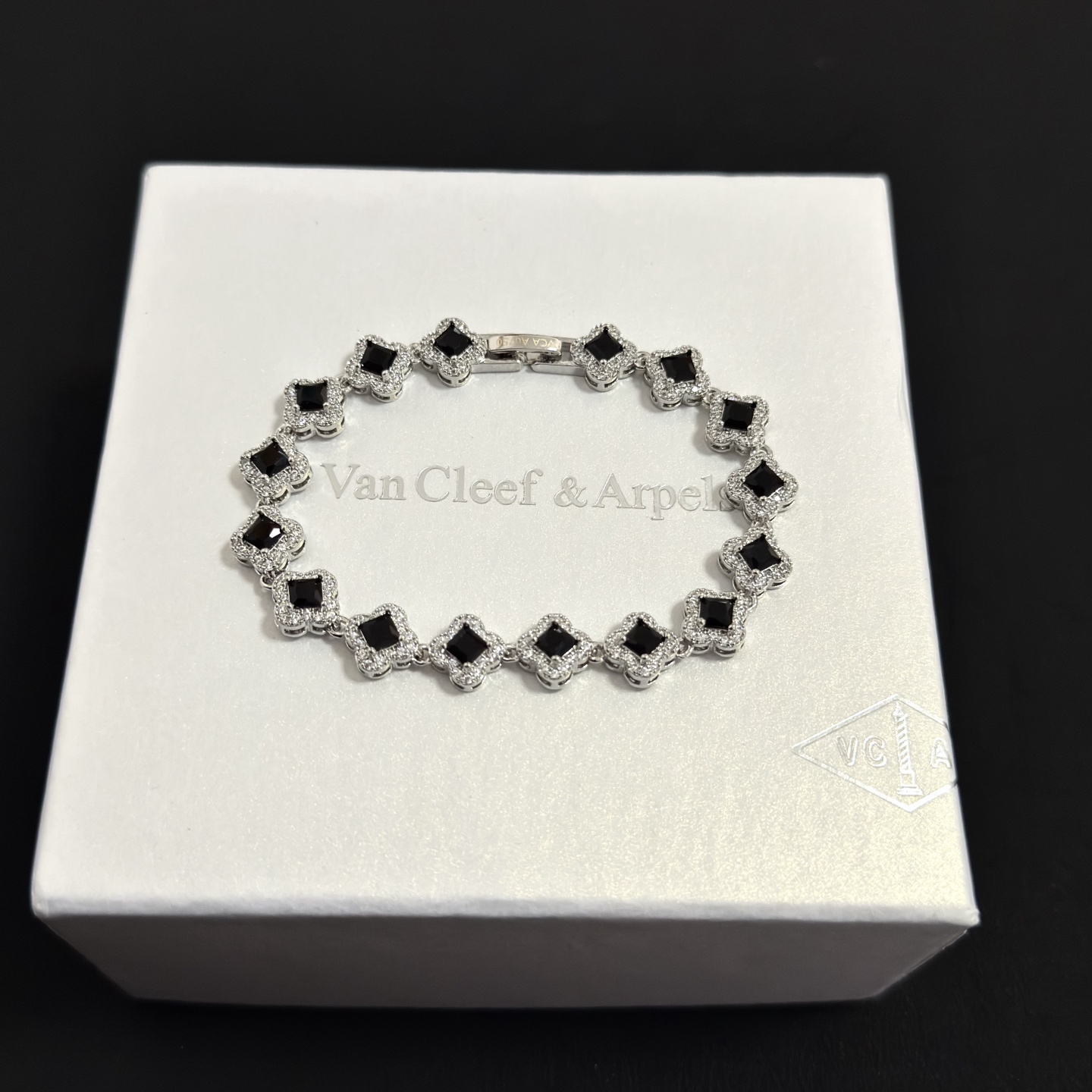 NO:705554,[Seiko Original] Popular VCA Four-leaf Clover Van Cleef & Arpels Bracelet V Gold Level Classic Work Same as Official Website Fashion Trend Multi-layered metal carving design makes the petals more three-dimensional. Inlaid with full diamond craftsmanship, it shows the feminine temperament [Gift] Four-leaf clover lucky pattern symbolizes luck and happiness. Unique and romantic, blending simple and harmonious lines with materials. Polished and polished, showing nobility and elegance [Celebration] [Celebration], boutique jewelry, van  cleef,bracelet19860909〔精工原版〕爆款 VCA四叶草梵克雅宝手链 V金等级 经典之作 官网同款 时尚潮流 采用多层次金属雕刻设计 使花瓣更立体 镶嵌满钻工艺 尽显女性柔美气质[礼物] 四叶草幸运图案 象征幸运和幸福 独特又浪漫将简单和谐的线条与材质相融合 经过抛光和打磨 彰显高贵优雅[庆祝][庆祝],饰品精品,van cleef,bracelet,Jewelry