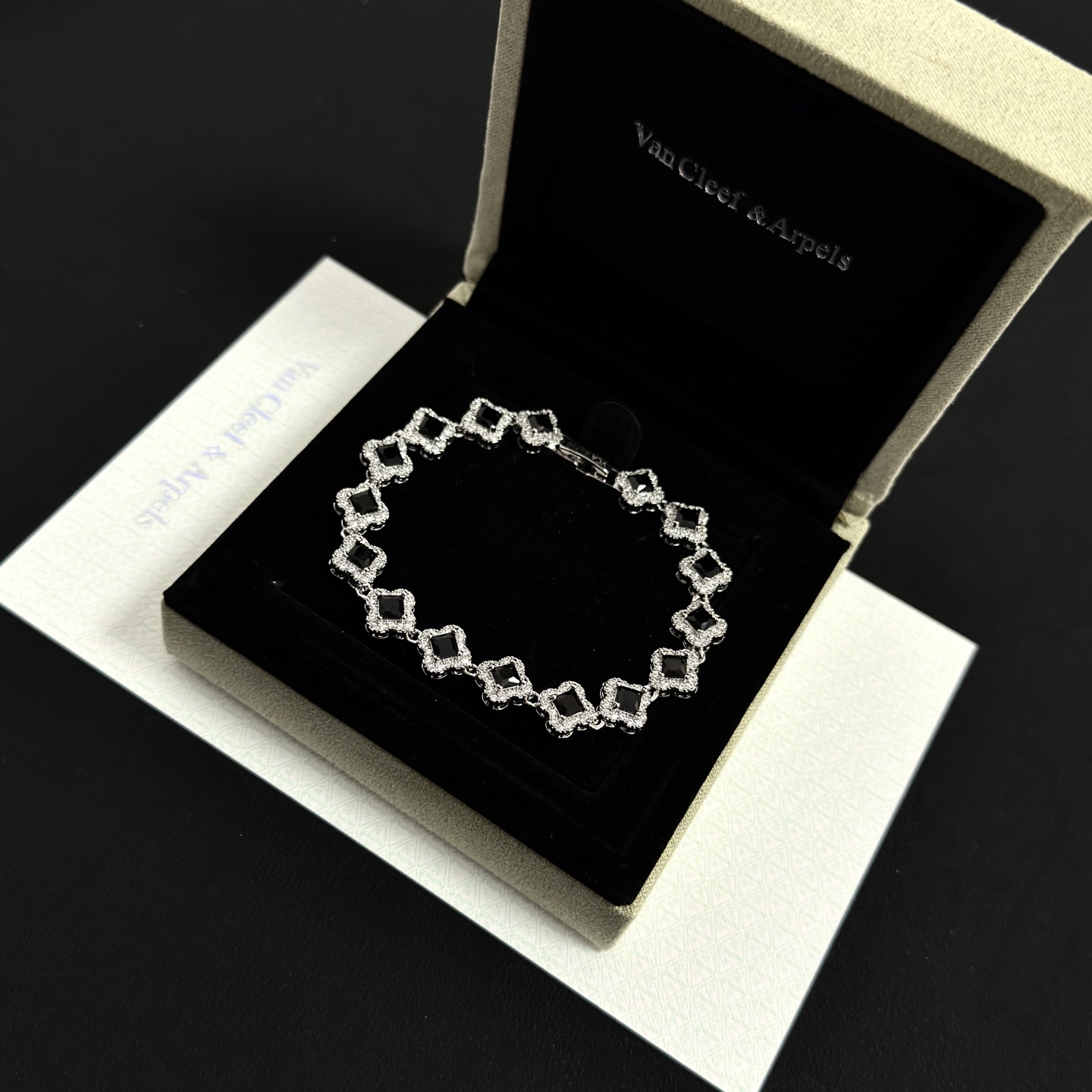 Bracciale Van Cleef Arpels Alhambra metallo oro bianco tonalità argento pietre onice nero accenti diamanti bianchi 17 cm