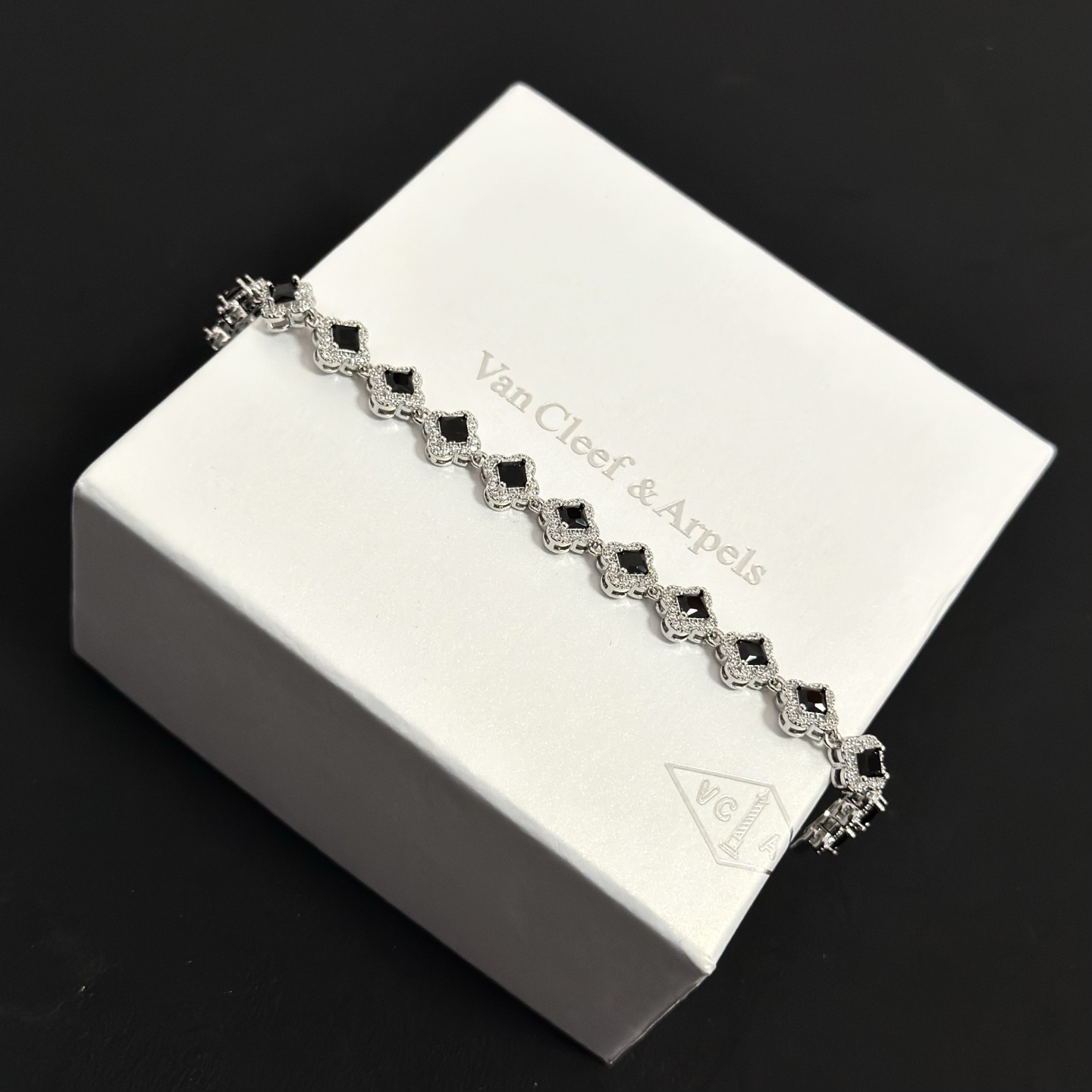 Bracciale Van Cleef Arpels Alhambra metallo oro bianco tonalità argento pietre onice nero accenti diamanti bianchi 17 cm