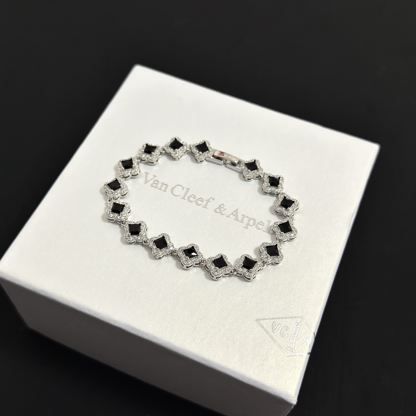 Bracciale Van Cleef Arpels Alhambra metallo oro bianco tonalità argento pietre onice nero accenti diamanti bianchi 17 cm