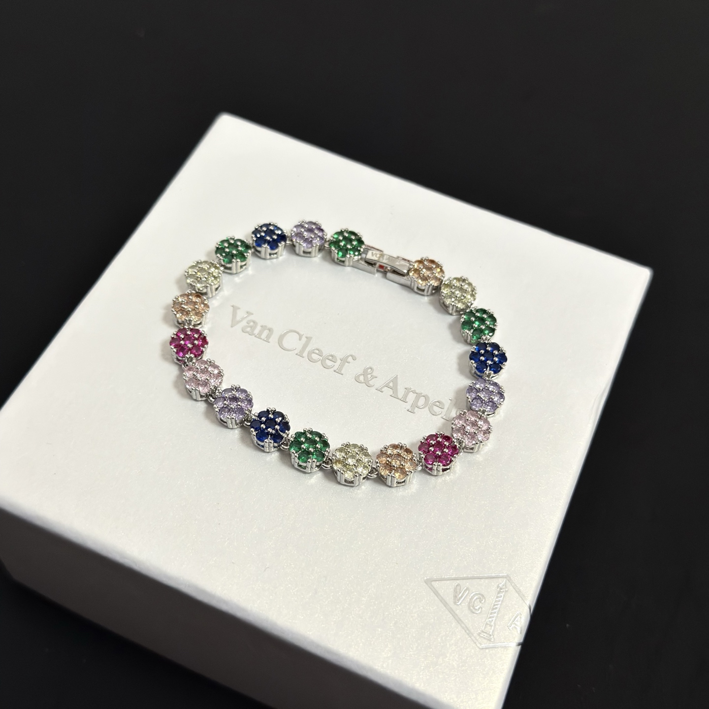 Pulseira Van Cleef Arpels Fleurette em metal prateado com pedras preciosas multicoloridas verde azul roxo rosa vermelho champanhe transparente 17 cm