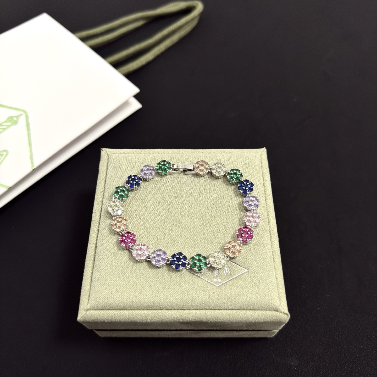 Pulseira Van Cleef Arpels Fleurette em metal prateado com pedras preciosas multicoloridas verde azul roxo rosa vermelho champanhe transparente 17 cm