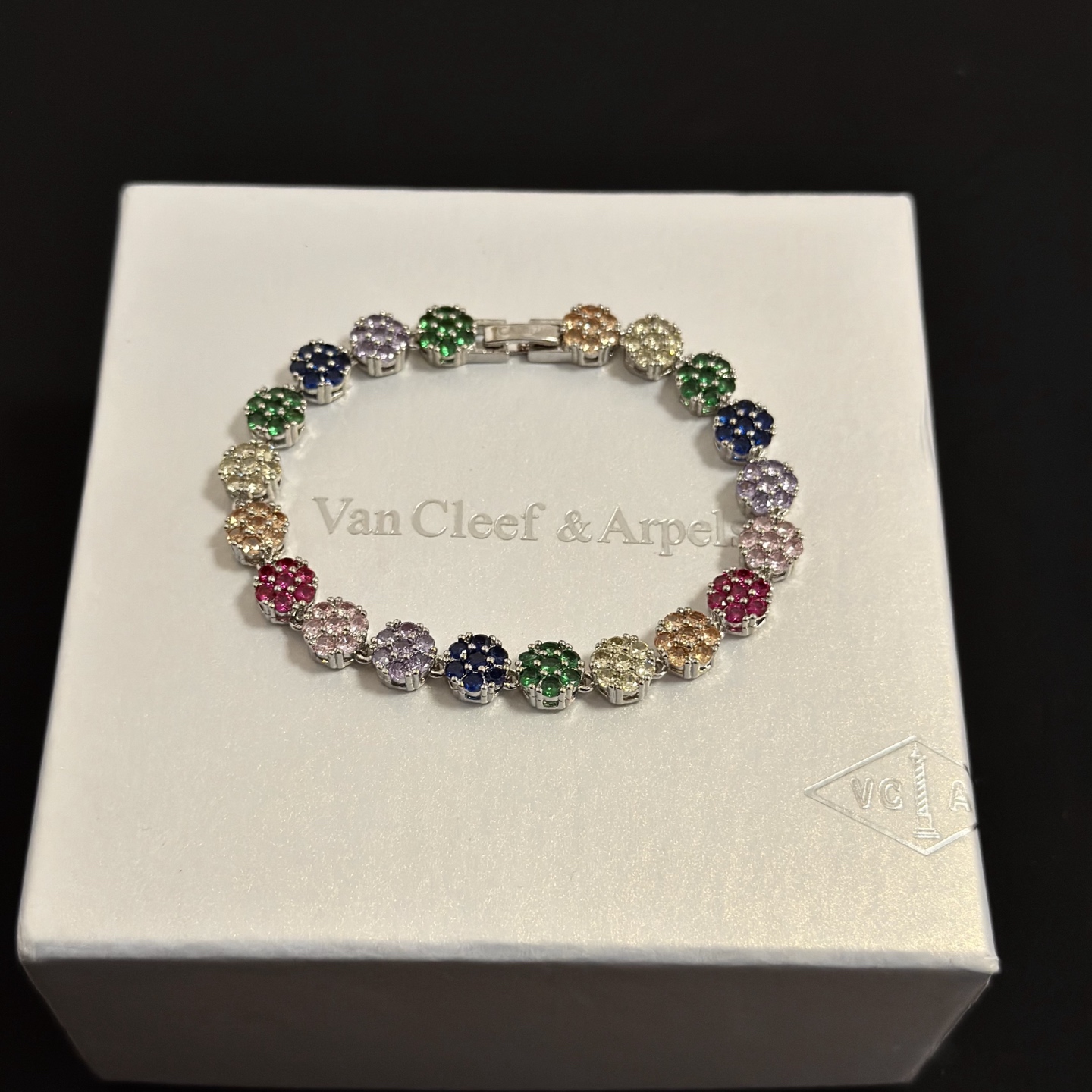 Pulseira Van Cleef Arpels Fleurette em metal prateado com pedras preciosas multicoloridas verde azul roxo rosa vermelho champanhe transparente 17 cm