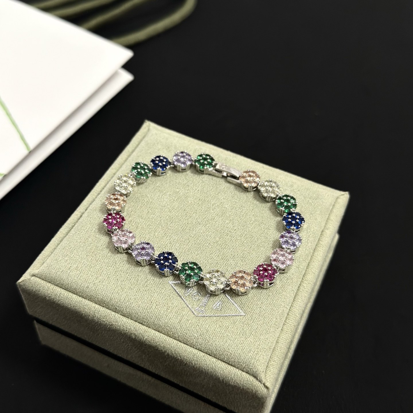 Pulseira Van Cleef Arpels Fleurette em metal prateado com pedras preciosas multicoloridas verde azul roxo rosa vermelho champanhe transparente 17 cm