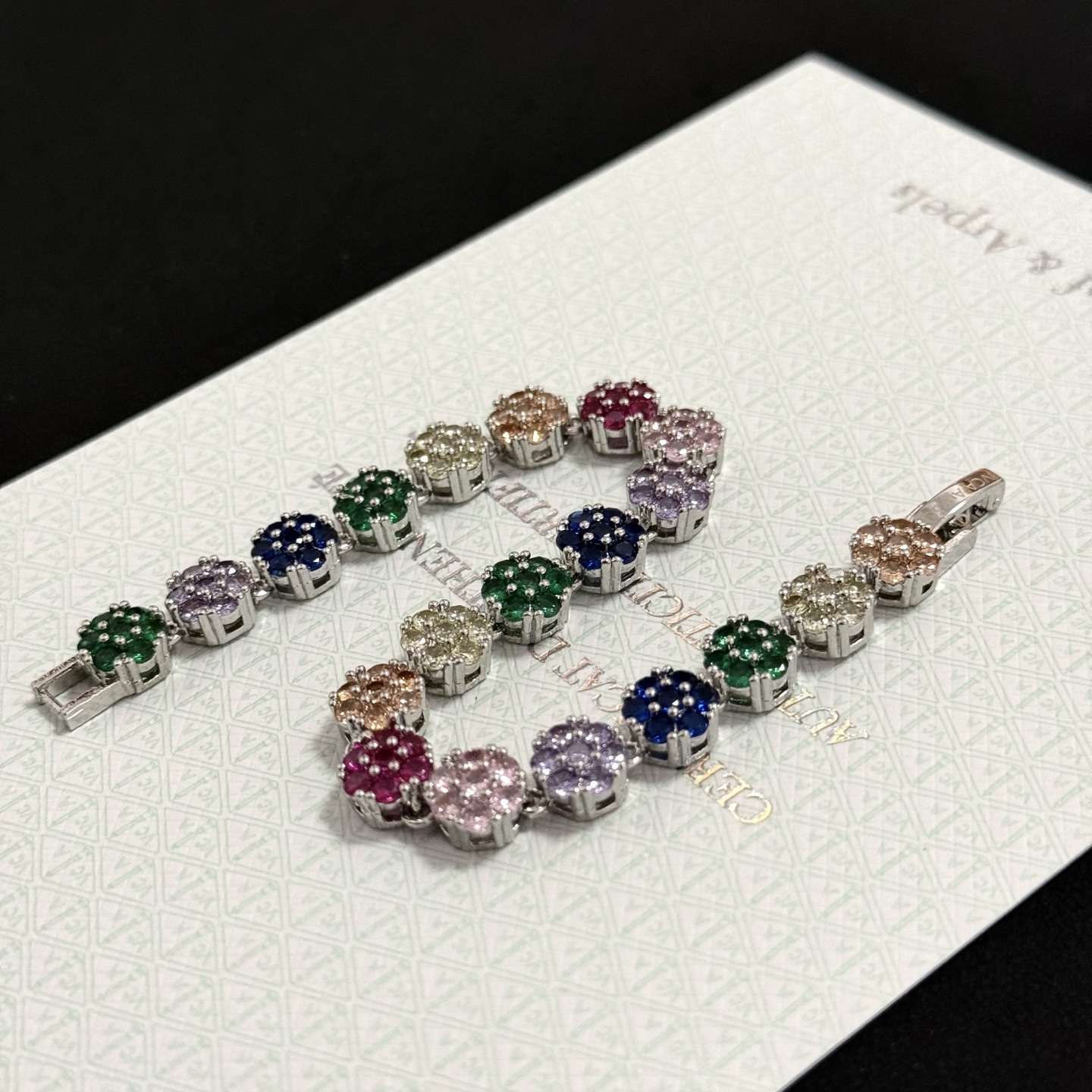 Pulseira Van Cleef Arpels Fleurette em metal prateado com pedras preciosas multicoloridas verde azul roxo rosa vermelho champanhe transparente 17 cm