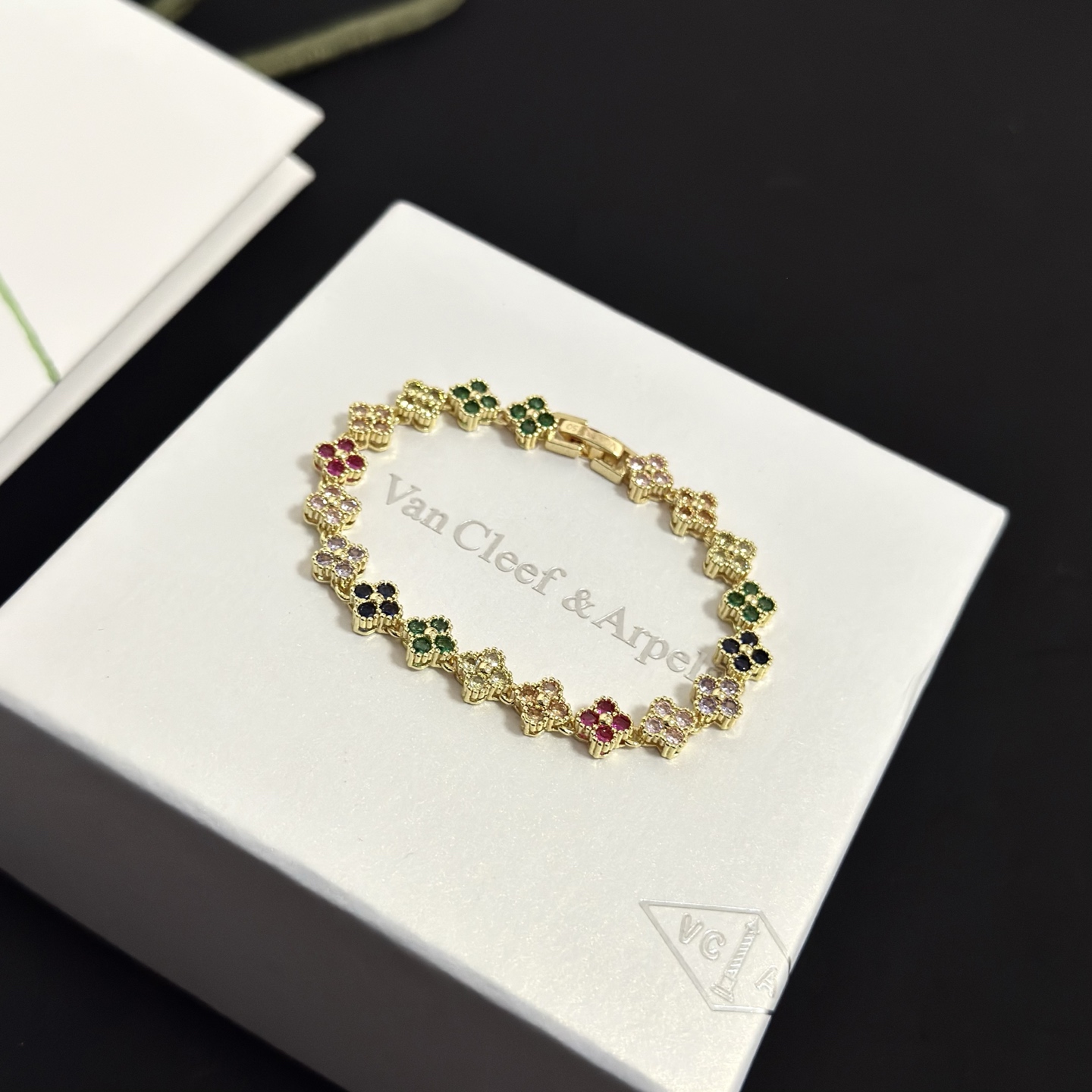 Bracciale Van Cleef Arpels Alhambra in oro giallo con pietre multicolori verde rosso nero rosa chiaro viola champagne 18 cm